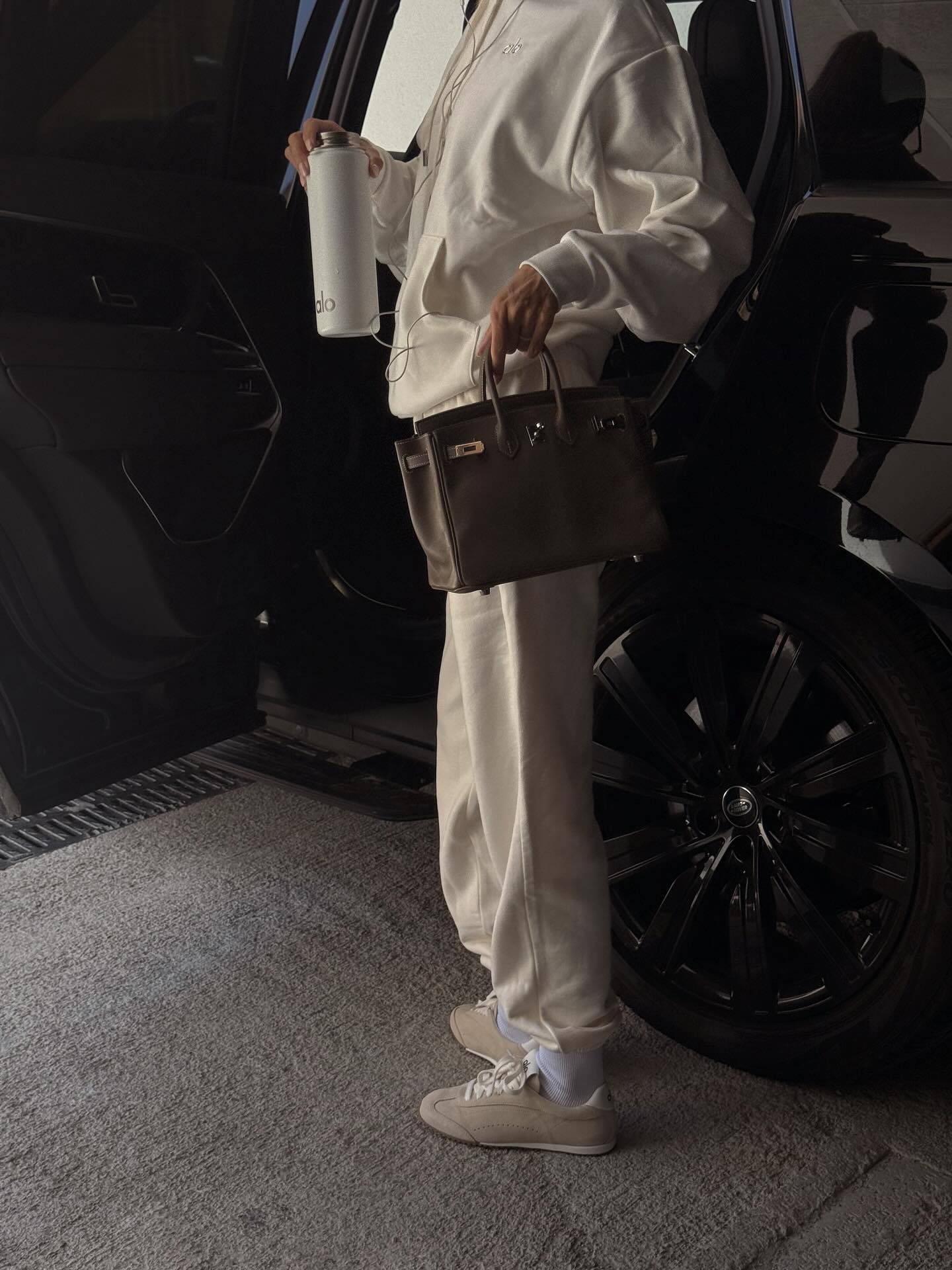 지금이야! 트레이닝의 계절🍂
코디 걱정 없는 트레이닝 셋업으로 꾸안꾸 무드 완성해 봐💫🤎

데일리로 편하게 즐기기 좋은 트레이닝 셋업 2가지를 소개할게요.

1. 알로 아콜레이드 후디, 19만 원대
오버핏의 알로 후드티는 면 혼방 소재로 부드럽고 캥거루 포켓과 리브드 디테일이 더해진 아이템입니다. 조거 팬츠와 셋업으로 매치하면 깔끔한 캐주얼룩을 완성할 수 있습니다.

2. 알로 아콜레이드 스웻팬츠, 17만 원대
외부는 부드럽고 내부는 폭신한 프레치 테리 소재를 활용한 조거 팬츠는 신축성 있는 웨이스트 밴딩 디테일이 들어가 편안한 착용감을 주죠. 후드티와 셋업으로 입으면 꾸안꾸 무드의 데일리룩을 완성할 수 있습니다.

3. 원랙티브 저지 트랙수트 집 쓰루 재킷, 10만 원대
슬림한 핏의 원랙티브 저지 재킷은 면과 폴리에스터 혼방 소재로 하이넥 칼라와 화이트 파이핑이 돋보이죠. 화이트 이너티와 매치하면 따뜻하고 내추럴한 무드를 연출할 수 있습니다.

4. 원랙티브 저지 트랙수트 스트레이트 레그 조거, 9만 원대
와이드 핏의 조거 팬츠는 저지 원단을 활용한 편안한 아이템으로 허리 조절 가능한 드로코드와 화이트 파이핑이 포인트죠. 저지 재킷과 스니커즈를 매치하면 스포티한 캐주얼룩을 완성할 수 있습니다. 이미지1