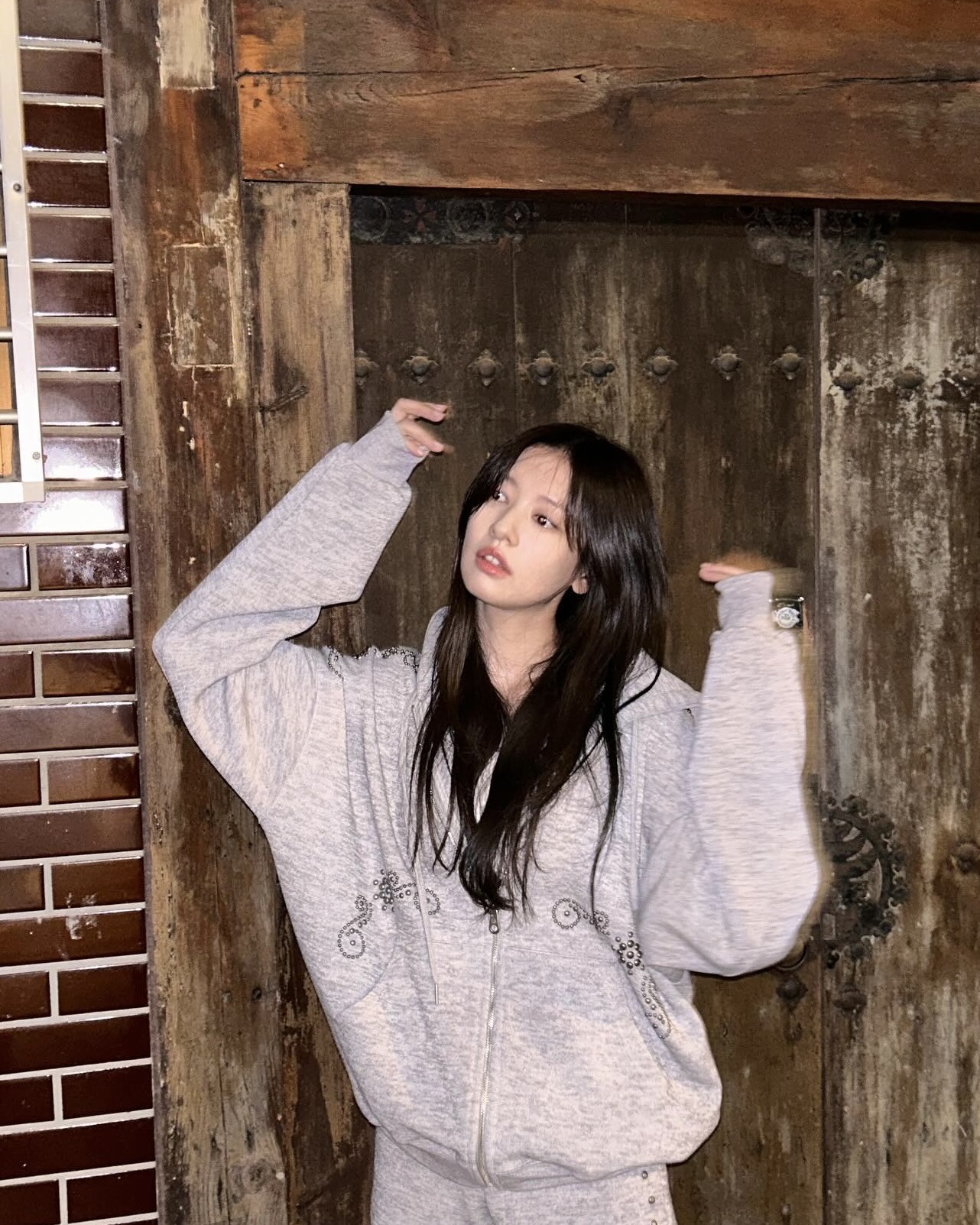 일교차엔 후드집업 하나씩 챙기자☑️
낮엔 가볍게, 밤엔 코트나 패딩 안에 레이어드해 포근하게☁️🤍 이미지3