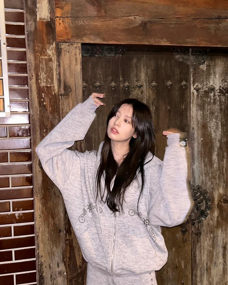 일교차엔 후드집업 하나씩 챙기자☑️
낮엔 가볍게, 밤엔 코트나 패딩 안에 레이어드해 포근하게☁️🤍 이미지3