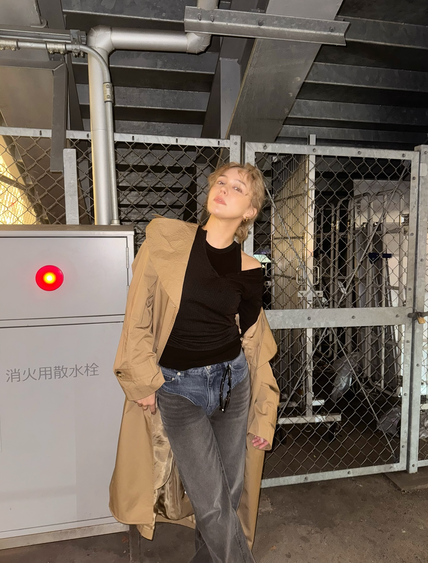 H&M x 글렌 마틴스가 내 손에...💸
일상 아이템과 트렌디하게 매치하는 꿀팁 보고가세요👀🧚🏻

H&M이 글렌 마틴스와의 협업으로 주목받고 있는데요. H&M 아카이브의 베스트셀러 아이템에 글렌 마틴스 특유의 시그니처 디자인 디테일이 더해 현대적으로 재해석한 협업으로, 초현실적인 무드와 커스터마이징이 돋보이는 유니크한 아이템들을 선보였죠.

기본템과 입으면 데일리로 활용할 수 있는데요. 코트와 매치하면 세련된 모던룩을, 패딩과 후드티를 매치하면  캐주얼하면서도 꾸안꾸 무드를 즐길 수 있죠. 1차 발매에 이어 오는 11월 6일 두 번째 드롭을 선보일 예정으로 다시 주목받고 있습니다. 이미지3