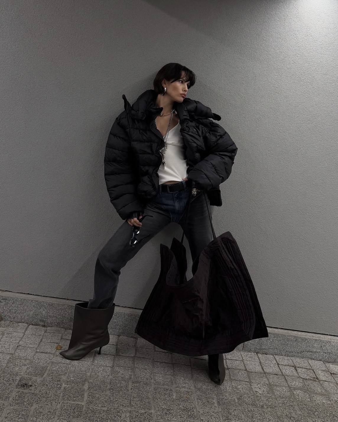 H&M x 글렌 마틴스가 내 손에...💸
일상 아이템과 트렌디하게 매치하는 꿀팁 보고가세요👀🧚🏻

H&M이 글렌 마틴스와의 협업으로 주목받고 있는데요. H&M 아카이브의 베스트셀러 아이템에 글렌 마틴스 특유의 시그니처 디자인 디테일이 더해 현대적으로 재해석한 협업으로, 초현실적인 무드와 커스터마이징이 돋보이는 유니크한 아이템들을 선보였죠.

기본템과 입으면 데일리로 활용할 수 있는데요. 코트와 매치하면 세련된 모던룩을, 패딩과 후드티를 매치하면  캐주얼하면서도 꾸안꾸 무드를 즐길 수 있죠. 1차 발매에 이어 오는 11월 6일 두 번째 드롭을 선보일 예정으로 다시 주목받고 있습니다. 이미지8