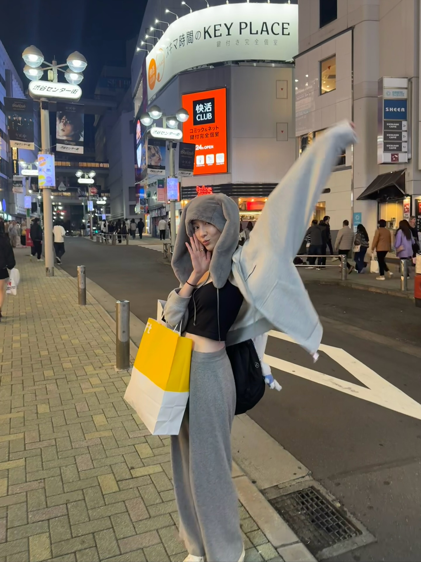 일교차엔 후드집업 하나씩 챙기자☑️
낮엔 가볍게, 밤엔 코트나 패딩 안에 레이어드해 포근하게☁️🤍 이미지2