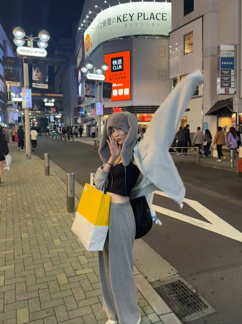 일교차엔 후드집업 하나씩 챙기자☑️
낮엔 가볍게, 밤엔 코트나 패딩 안에 레이어드해 포근하게☁️🤍 이미지2