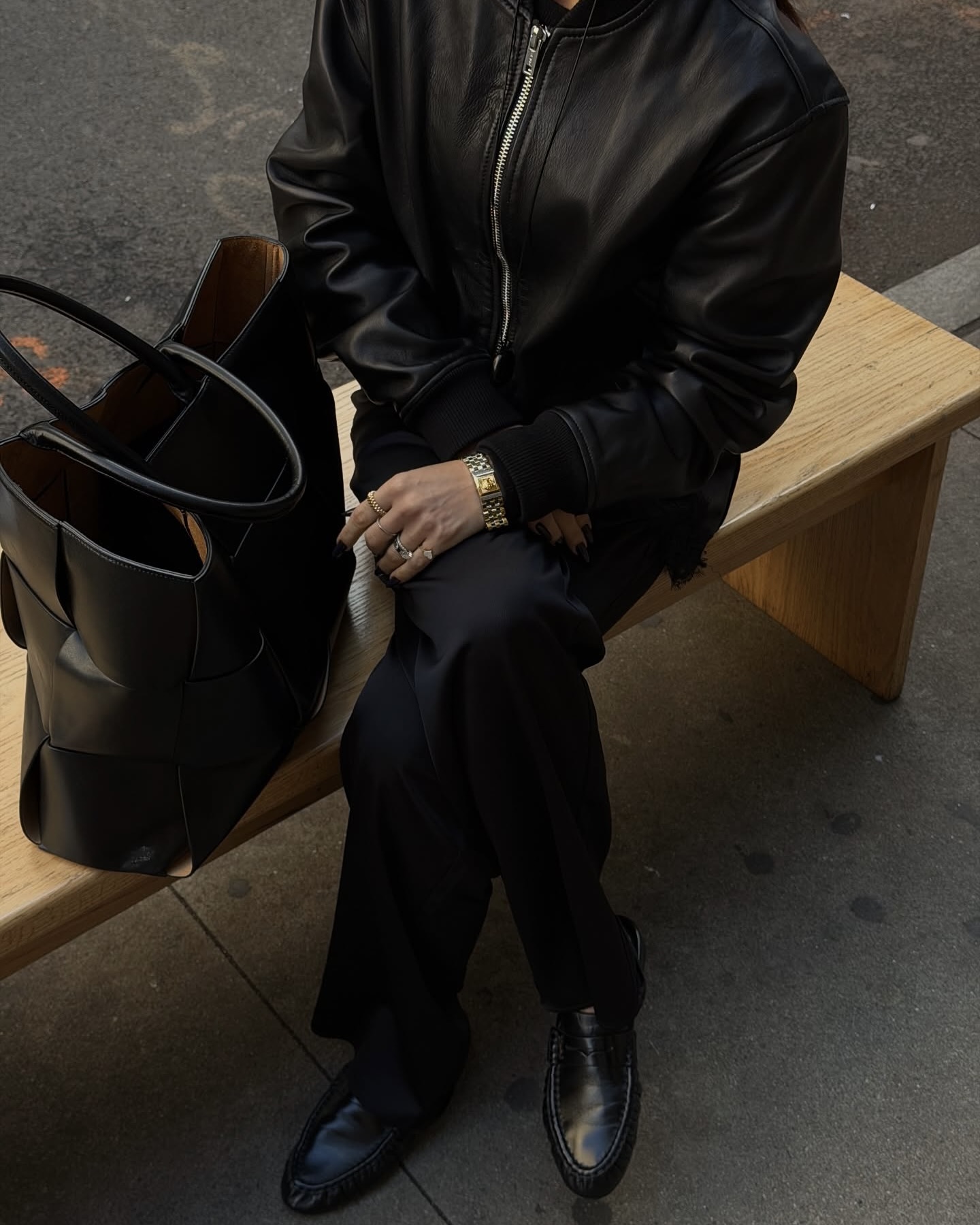 N년간 소장하기 좋은 더 로우 로퍼👞
디테일은 덜고, 세련미는 더한🪄🖤 이제 위시리스트 청산하자
매년 가을이면 생각나는 더 로우 소프트 로퍼는 불필요한 장식 없이 매끈한 실루엣과 나파 가죽의 부드러운 플리츠 디테일이 고급스럽고 세련된 무드를 만들어 주죠.
슬랙스와 재킷에 매치하면 우아한 모던룩을, 데님과 매치하면 자연스러운 꾸안꾸 무드를 연출할 수 있죠. 절제된 디자인 속에서 여유와 세련미가 느껴지는 소프트 로퍼로 미니멀함을 느껴보세요. 이미지6