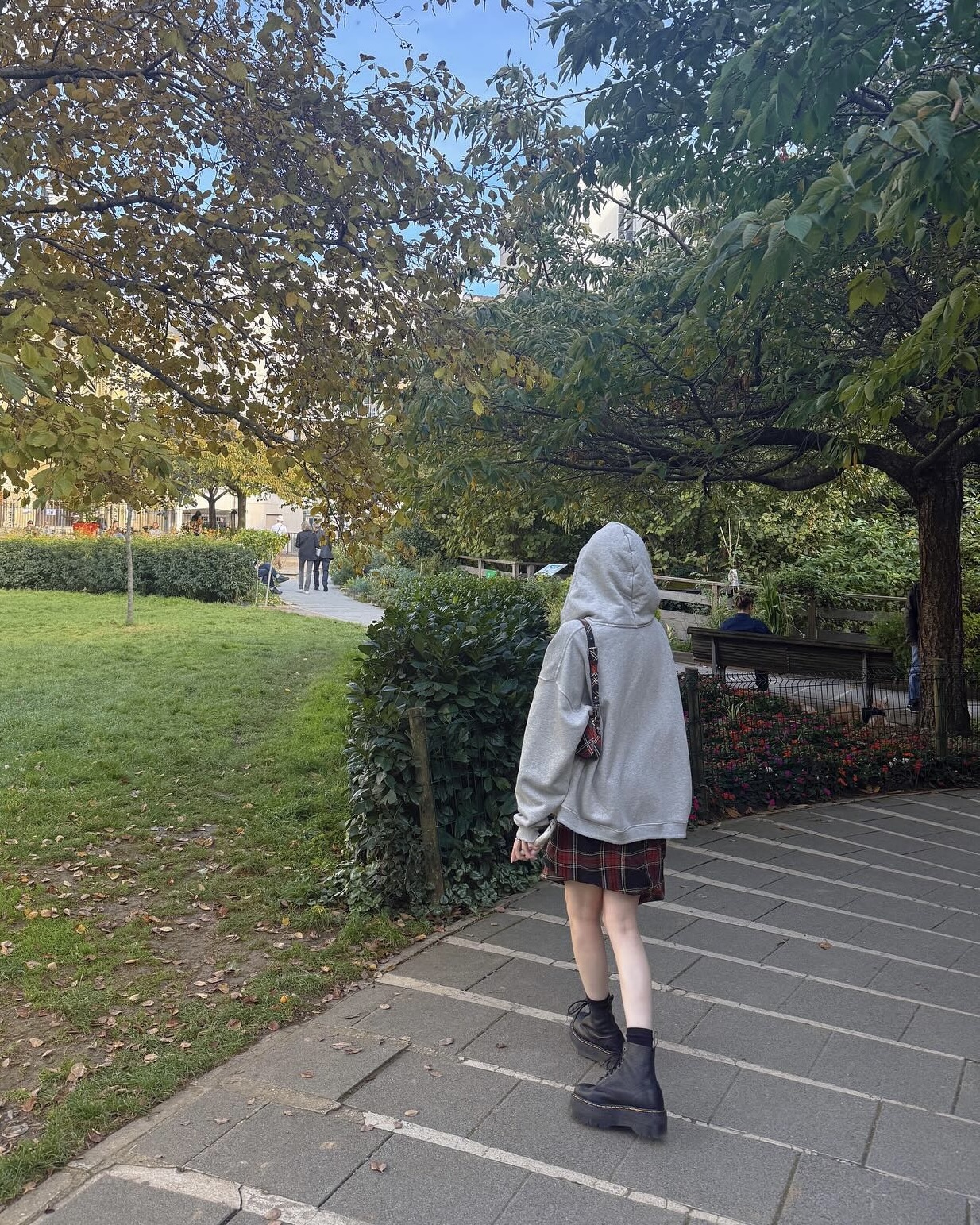 셀럽 가을룩에 빠지지 않는 부츠🤎
부답스럽지 않은 트렌디한 앵클부츠🎶😎이번엔 꼭 하나 장만해
부츠 구매 전 참고하기 좋은 셀럽픽 미디 부츠 2가지 모았어요.
1. 닥터마틴 제이든 HI, 30만 원대
영서가 착용한 부츠는 소가죽 소재로 브랜드 시그니처인 8홀 부츠를 베이스로, 약 5cm 굽의 볼드한 실루엣이 돋보이죠. 짧은 하의와 점퍼 또는 후드집업을 매치하면 다리가 더 길어 보이면서도 엣지 있는 꾸안꾸 무드를 연출할 수 있습니다.
2. R13 더블 스택 레더 레이스업 부츠, 300만 원대
카리나가 신은 부츠는 두꺼운 플랫폼 굽과 레드 스티치가 포인트로 하이탐 디자인입니다. 카리나는 레이스 스커트와 시스루 롱슬리브를 매치해 보헤미안 감성이 느껴지는 고스룩을 완성했습니다. 이미지2