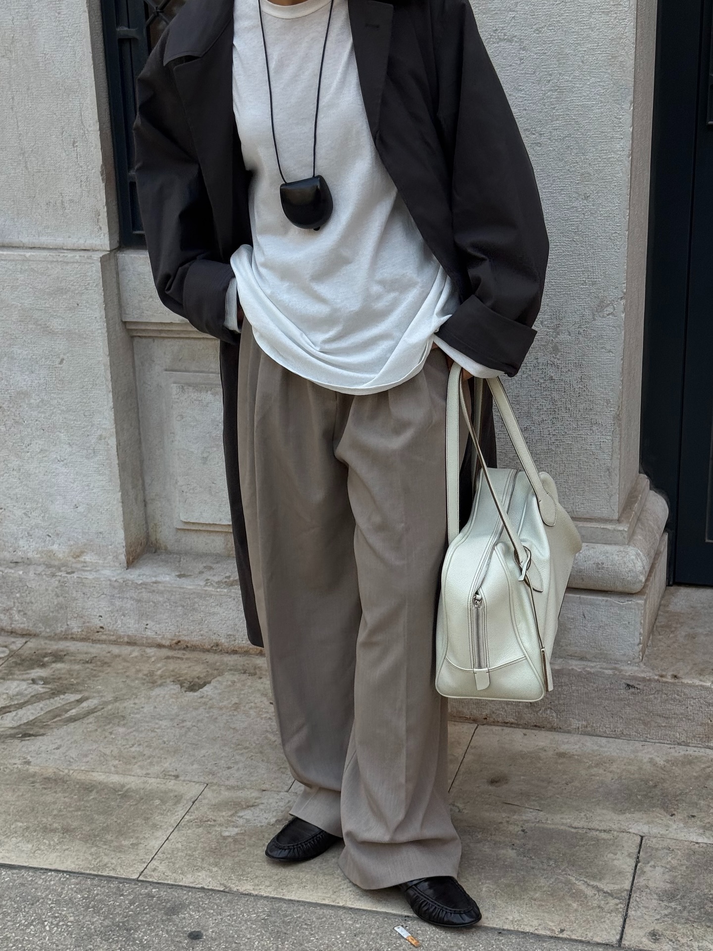 N년간 소장하기 좋은 더 로우 로퍼👞
디테일은 덜고, 세련미는 더한🪄🖤 이제 위시리스트 청산하자
매년 가을이면 생각나는 더 로우 소프트 로퍼는 불필요한 장식 없이 매끈한 실루엣과 나파 가죽의 부드러운 플리츠 디테일이 고급스럽고 세련된 무드를 만들어 주죠.
슬랙스와 재킷에 매치하면 우아한 모던룩을, 데님과 매치하면 자연스러운 꾸안꾸 무드를 연출할 수 있죠. 절제된 디자인 속에서 여유와 세련미가 느껴지는 소프트 로퍼로 미니멀함을 느껴보세요. 이미지5