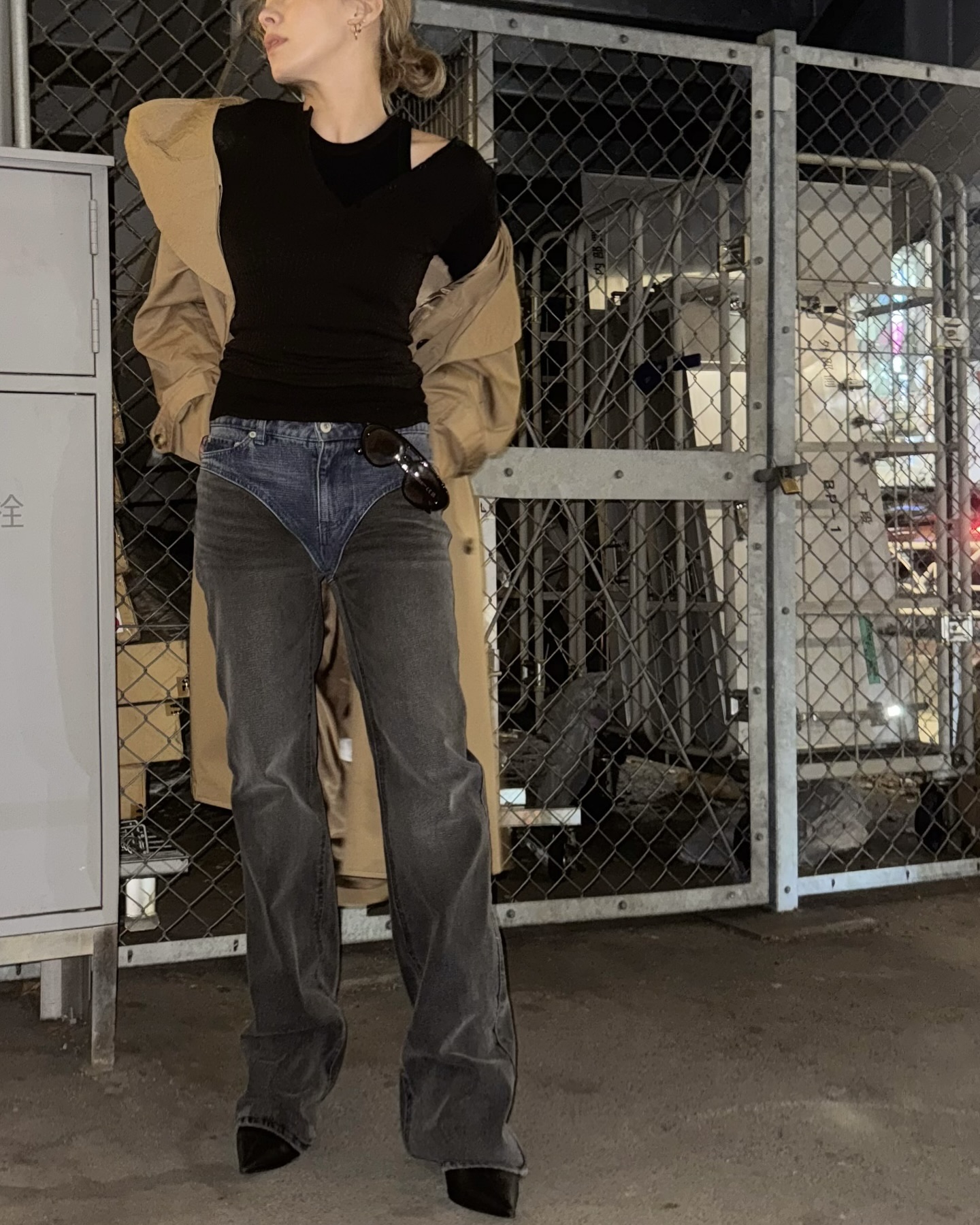 H&M x 글렌 마틴스가 내 손에...💸
일상 아이템과 트렌디하게 매치하는 꿀팁 보고가세요👀🧚🏻

H&M이 글렌 마틴스와의 협업으로 주목받고 있는데요. H&M 아카이브의 베스트셀러 아이템에 글렌 마틴스 특유의 시그니처 디자인 디테일이 더해 현대적으로 재해석한 협업으로, 초현실적인 무드와 커스터마이징이 돋보이는 유니크한 아이템들을 선보였죠.

기본템과 입으면 데일리로 활용할 수 있는데요. 코트와 매치하면 세련된 모던룩을, 패딩과 후드티를 매치하면  캐주얼하면서도 꾸안꾸 무드를 즐길 수 있죠. 1차 발매에 이어 오는 11월 6일 두 번째 드롭을 선보일 예정으로 다시 주목받고 있습니다. 이미지4