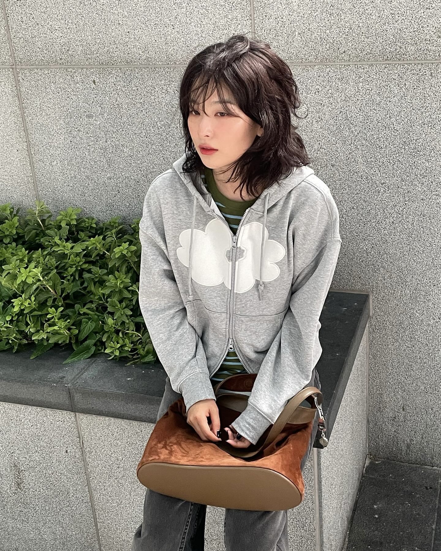 일교차엔 후드집업 하나씩 챙기자☑️
낮엔 가볍게, 밤엔 코트나 패딩 안에 레이어드해 포근하게☁️🤍 이미지7