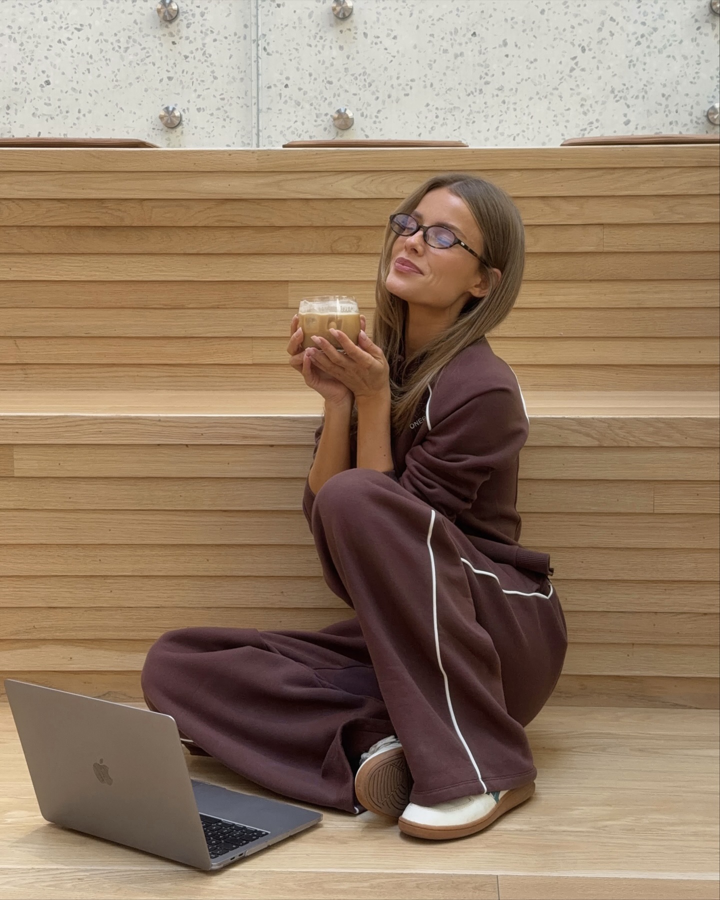 지금이야! 트레이닝의 계절🍂
코디 걱정 없는 트레이닝 셋업으로 꾸안꾸 무드 완성해 봐💫🤎

데일리로 편하게 즐기기 좋은 트레이닝 셋업 2가지를 소개할게요.

1. 알로 아콜레이드 후디, 19만 원대
오버핏의 알로 후드티는 면 혼방 소재로 부드럽고 캥거루 포켓과 리브드 디테일이 더해진 아이템입니다. 조거 팬츠와 셋업으로 매치하면 깔끔한 캐주얼룩을 완성할 수 있습니다.

2. 알로 아콜레이드 스웻팬츠, 17만 원대
외부는 부드럽고 내부는 폭신한 프레치 테리 소재를 활용한 조거 팬츠는 신축성 있는 웨이스트 밴딩 디테일이 들어가 편안한 착용감을 주죠. 후드티와 셋업으로 입으면 꾸안꾸 무드의 데일리룩을 완성할 수 있습니다.

3. 원랙티브 저지 트랙수트 집 쓰루 재킷, 10만 원대
슬림한 핏의 원랙티브 저지 재킷은 면과 폴리에스터 혼방 소재로 하이넥 칼라와 화이트 파이핑이 돋보이죠. 화이트 이너티와 매치하면 따뜻하고 내추럴한 무드를 연출할 수 있습니다.

4. 원랙티브 저지 트랙수트 스트레이트 레그 조거, 9만 원대
와이드 핏의 조거 팬츠는 저지 원단을 활용한 편안한 아이템으로 허리 조절 가능한 드로코드와 화이트 파이핑이 포인트죠. 저지 재킷과 스니커즈를 매치하면 스포티한 캐주얼룩을 완성할 수 있습니다. 이미지8