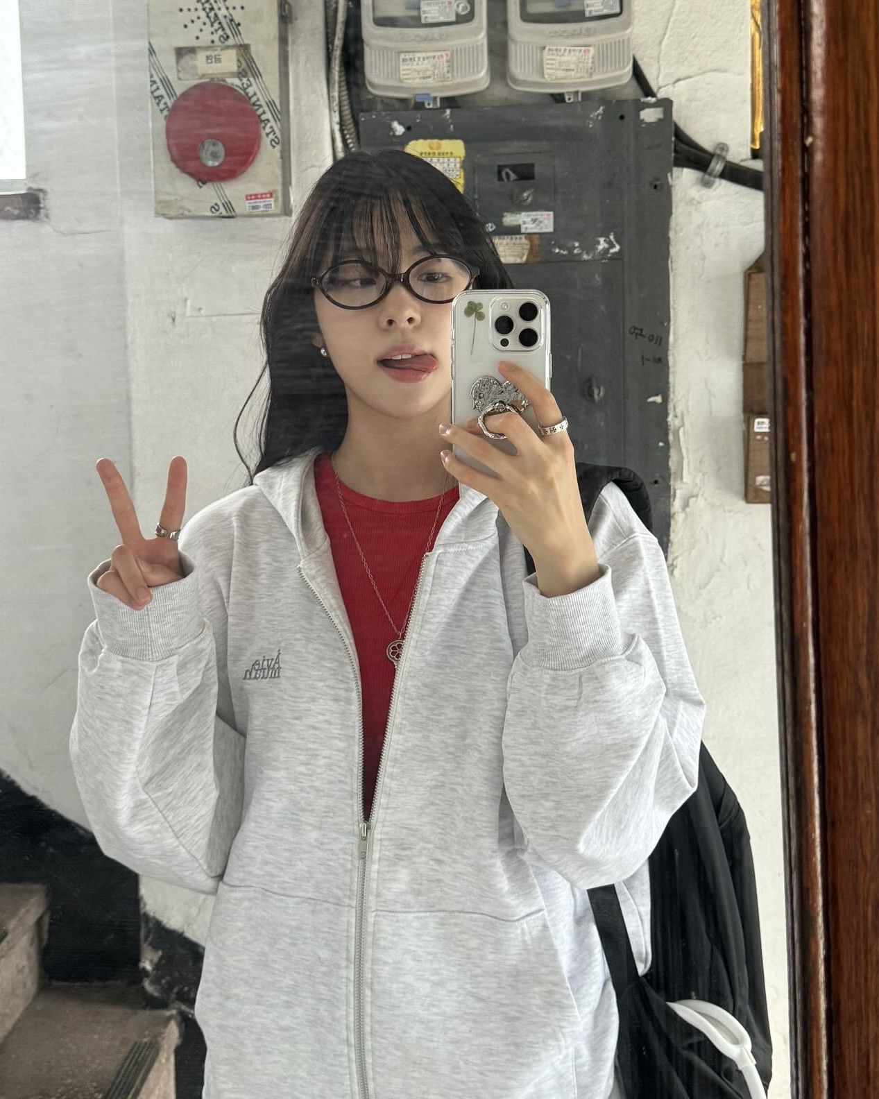 일교차엔 후드집업 하나씩 챙기자☑️
낮엔 가볍게, 밤엔 코트나 패딩 안에 레이어드해 포근하게☁️🤍 이미지1