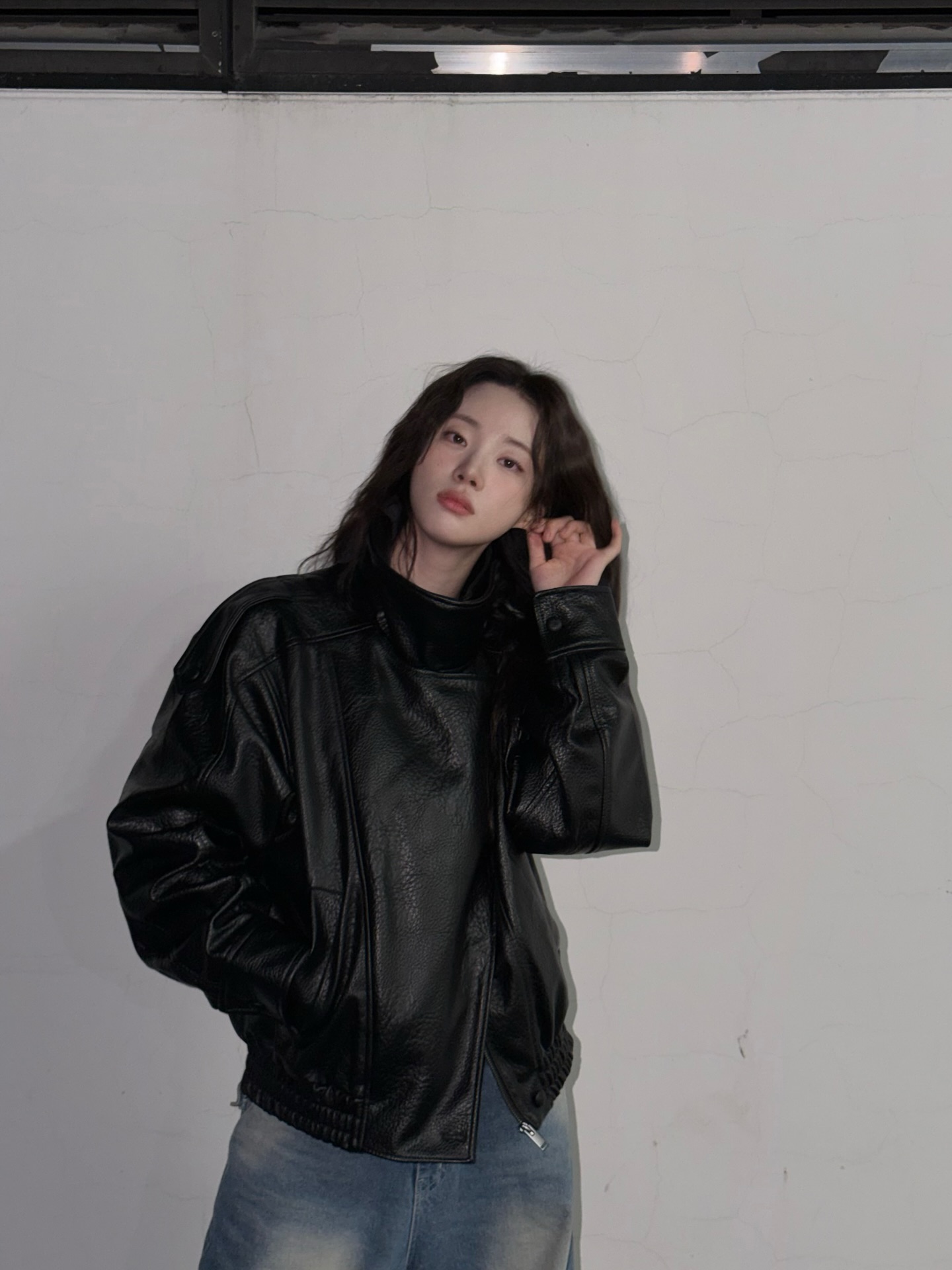 데님과 가죽 재킷? 무드 그 자체야✨
클래식함과 시크함이 만나면👖🖤실패할 리 없는 조합이야 이미지1