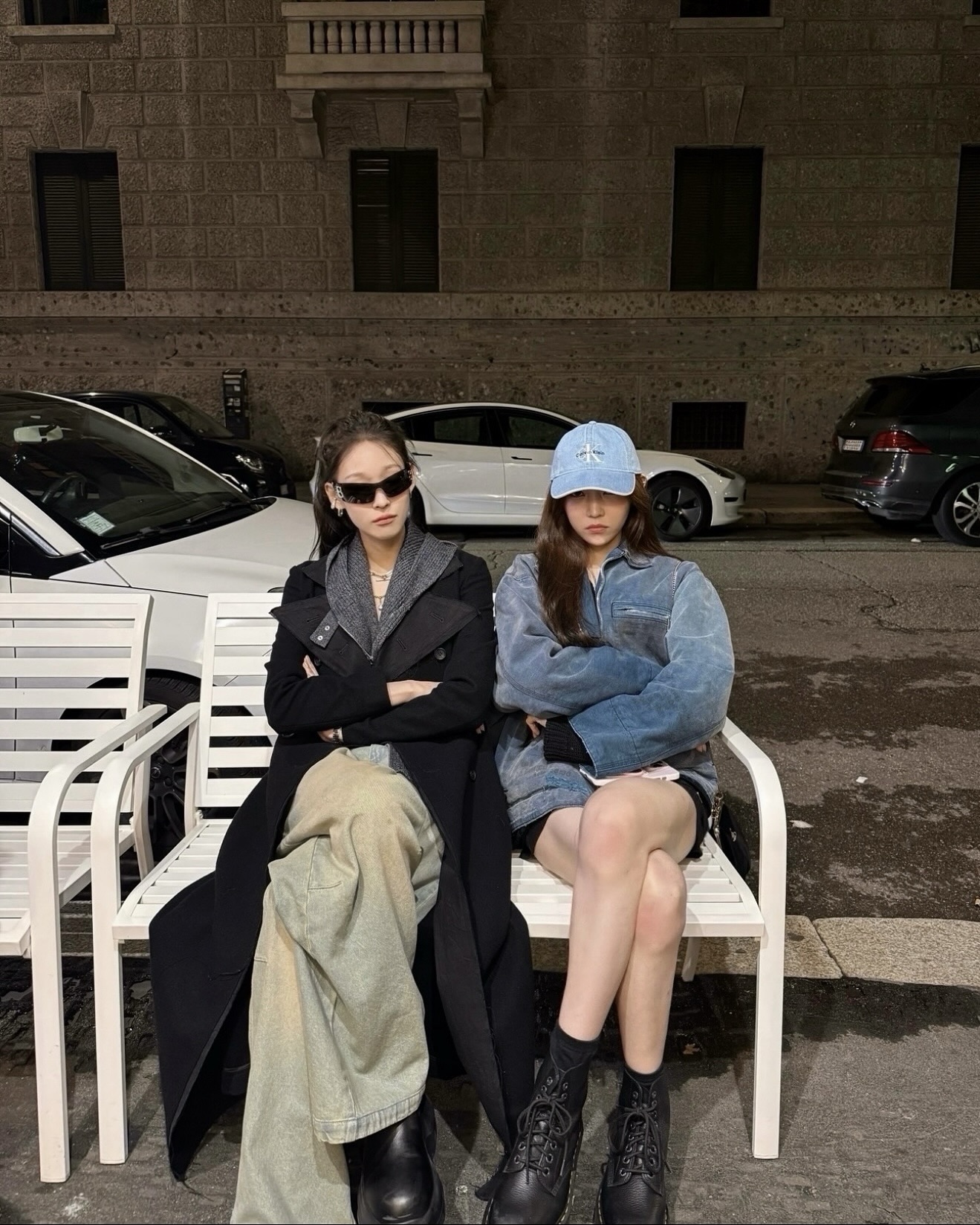 셀럽 가을룩에 빠지지 않는 부츠🤎
부답스럽지 않은 트렌디한 앵클부츠🎶😎이번엔 꼭 하나 장만해
부츠 구매 전 참고하기 좋은 셀럽픽 미디 부츠 2가지 모았어요.
1. 닥터마틴 제이든 HI, 30만 원대
영서가 착용한 부츠는 소가죽 소재로 브랜드 시그니처인 8홀 부츠를 베이스로, 약 5cm 굽의 볼드한 실루엣이 돋보이죠. 짧은 하의와 점퍼 또는 후드집업을 매치하면 다리가 더 길어 보이면서도 엣지 있는 꾸안꾸 무드를 연출할 수 있습니다.
2. R13 더블 스택 레더 레이스업 부츠, 300만 원대
카리나가 신은 부츠는 두꺼운 플랫폼 굽과 레드 스티치가 포인트로 하이탐 디자인입니다. 카리나는 레이스 스커트와 시스루 롱슬리브를 매치해 보헤미안 감성이 느껴지는 고스룩을 완성했습니다. 이미지1