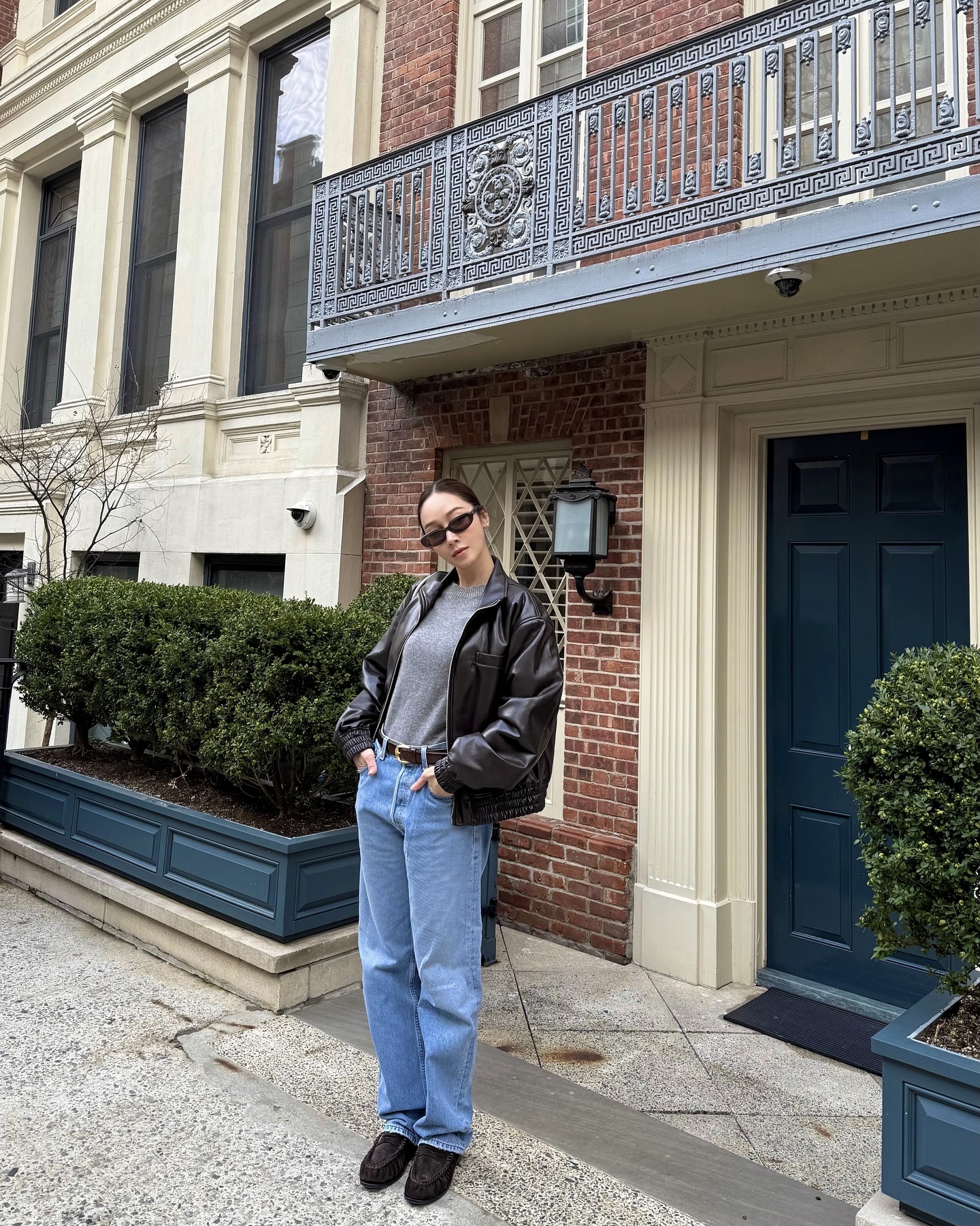 데님과 가죽 재킷? 무드 그 자체야✨
클래식함과 시크함이 만나면👖🖤실패할 리 없는 조합이야 이미지4