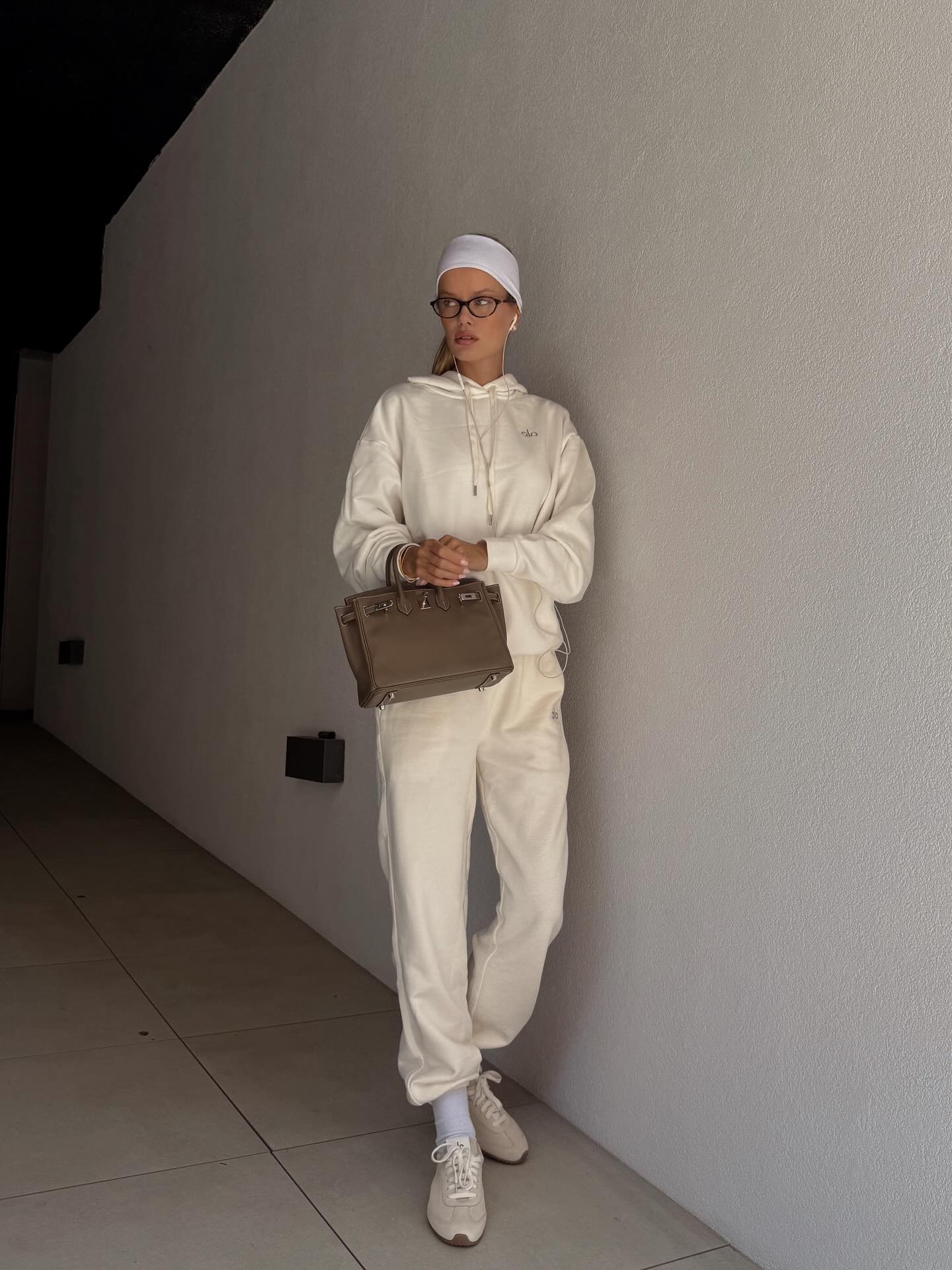 지금이야! 트레이닝의 계절🍂
코디 걱정 없는 트레이닝 셋업으로 꾸안꾸 무드 완성해 봐💫🤎

데일리로 편하게 즐기기 좋은 트레이닝 셋업 2가지를 소개할게요.

1. 알로 아콜레이드 후디, 19만 원대
오버핏의 알로 후드티는 면 혼방 소재로 부드럽고 캥거루 포켓과 리브드 디테일이 더해진 아이템입니다. 조거 팬츠와 셋업으로 매치하면 깔끔한 캐주얼룩을 완성할 수 있습니다.

2. 알로 아콜레이드 스웻팬츠, 17만 원대
외부는 부드럽고 내부는 폭신한 프레치 테리 소재를 활용한 조거 팬츠는 신축성 있는 웨이스트 밴딩 디테일이 들어가 편안한 착용감을 주죠. 후드티와 셋업으로 입으면 꾸안꾸 무드의 데일리룩을 완성할 수 있습니다.

3. 원랙티브 저지 트랙수트 집 쓰루 재킷, 10만 원대
슬림한 핏의 원랙티브 저지 재킷은 면과 폴리에스터 혼방 소재로 하이넥 칼라와 화이트 파이핑이 돋보이죠. 화이트 이너티와 매치하면 따뜻하고 내추럴한 무드를 연출할 수 있습니다.

4. 원랙티브 저지 트랙수트 스트레이트 레그 조거, 9만 원대
와이드 핏의 조거 팬츠는 저지 원단을 활용한 편안한 아이템으로 허리 조절 가능한 드로코드와 화이트 파이핑이 포인트죠. 저지 재킷과 스니커즈를 매치하면 스포티한 캐주얼룩을 완성할 수 있습니다. 이미지3