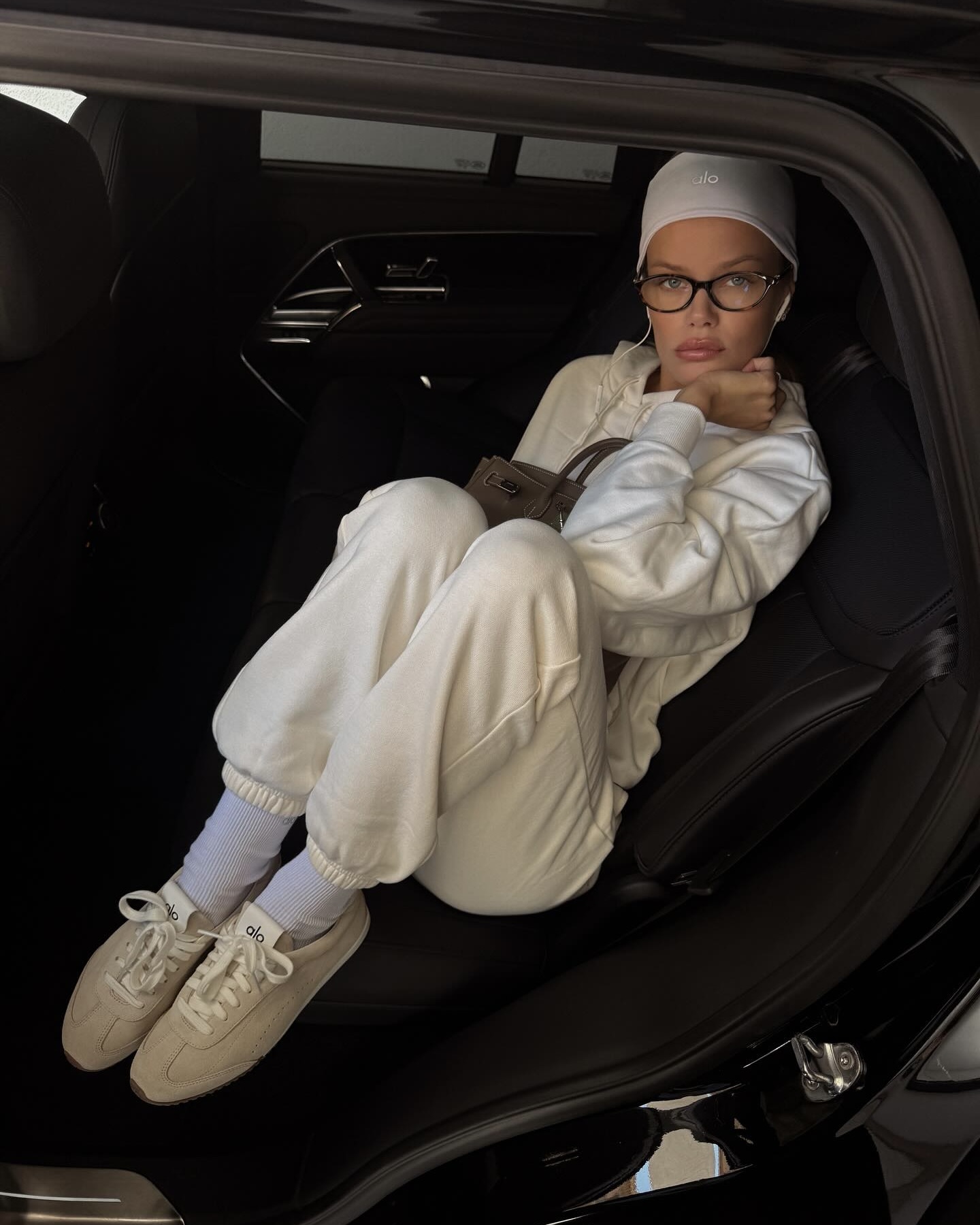 지금이야! 트레이닝의 계절🍂
코디 걱정 없는 트레이닝 셋업으로 꾸안꾸 무드 완성해 봐💫🤎

데일리로 편하게 즐기기 좋은 트레이닝 셋업 2가지를 소개할게요.

1. 알로 아콜레이드 후디, 19만 원대
오버핏의 알로 후드티는 면 혼방 소재로 부드럽고 캥거루 포켓과 리브드 디테일이 더해진 아이템입니다. 조거 팬츠와 셋업으로 매치하면 깔끔한 캐주얼룩을 완성할 수 있습니다.

2. 알로 아콜레이드 스웻팬츠, 17만 원대
외부는 부드럽고 내부는 폭신한 프레치 테리 소재를 활용한 조거 팬츠는 신축성 있는 웨이스트 밴딩 디테일이 들어가 편안한 착용감을 주죠. 후드티와 셋업으로 입으면 꾸안꾸 무드의 데일리룩을 완성할 수 있습니다.

3. 원랙티브 저지 트랙수트 집 쓰루 재킷, 10만 원대
슬림한 핏의 원랙티브 저지 재킷은 면과 폴리에스터 혼방 소재로 하이넥 칼라와 화이트 파이핑이 돋보이죠. 화이트 이너티와 매치하면 따뜻하고 내추럴한 무드를 연출할 수 있습니다.

4. 원랙티브 저지 트랙수트 스트레이트 레그 조거, 9만 원대
와이드 핏의 조거 팬츠는 저지 원단을 활용한 편안한 아이템으로 허리 조절 가능한 드로코드와 화이트 파이핑이 포인트죠. 저지 재킷과 스니커즈를 매치하면 스포티한 캐주얼룩을 완성할 수 있습니다. 이미지2