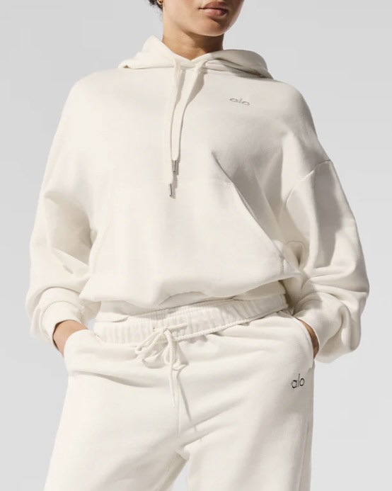 지금이야! 트레이닝의 계절🍂
코디 걱정 없는 트레이닝 셋업으로 꾸안꾸 무드 완성해 봐💫🤎

데일리로 편하게 즐기기 좋은 트레이닝 셋업 2가지를 소개할게요.

1. 알로 아콜레이드 후디, 19만 원대
오버핏의 알로 후드티는 면 혼방 소재로 부드럽고 캥거루 포켓과 리브드 디테일이 더해진 아이템입니다. 조거 팬츠와 셋업으로 매치하면 깔끔한 캐주얼룩을 완성할 수 있습니다.

2. 알로 아콜레이드 스웻팬츠, 17만 원대
외부는 부드럽고 내부는 폭신한 프레치 테리 소재를 활용한 조거 팬츠는 신축성 있는 웨이스트 밴딩 디테일이 들어가 편안한 착용감을 주죠. 후드티와 셋업으로 입으면 꾸안꾸 무드의 데일리룩을 완성할 수 있습니다.

3. 원랙티브 저지 트랙수트 집 쓰루 재킷, 10만 원대
슬림한 핏의 원랙티브 저지 재킷은 면과 폴리에스터 혼방 소재로 하이넥 칼라와 화이트 파이핑이 돋보이죠. 화이트 이너티와 매치하면 따뜻하고 내추럴한 무드를 연출할 수 있습니다.

4. 원랙티브 저지 트랙수트 스트레이트 레그 조거, 9만 원대
와이드 핏의 조거 팬츠는 저지 원단을 활용한 편안한 아이템으로 허리 조절 가능한 드로코드와 화이트 파이핑이 포인트죠. 저지 재킷과 스니커즈를 매치하면 스포티한 캐주얼룩을 완성할 수 있습니다. 이미지4