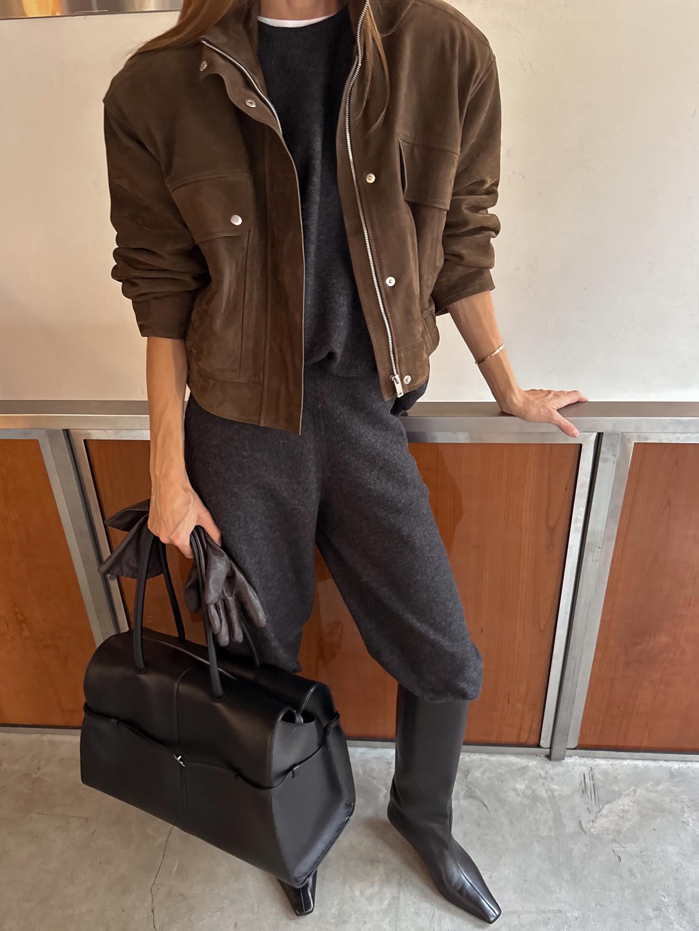 부츠에 스커트만 입지말고👀
러프한 와이드 팬츠부터 일자핏까지 부츠에 쓱 넣어봐🖤👢 이미지5