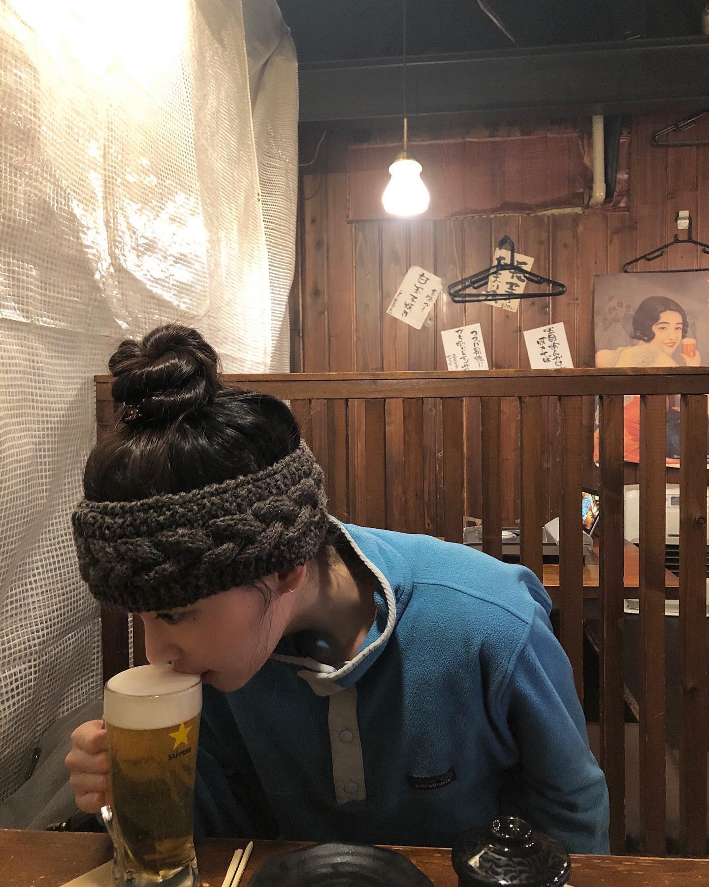 겨울엔 파타고니아만한 게 없죠❄️
최윤지의 흔하지 않은 파타고니아 스타일링 보고 가세요👀🧚🏻

겨울이 오면 생각나는 최윤지의 파타고니아 겨울 아이템 2가지 모았어요.

1. 마이크로 스냅 티 풀오버, 20만 원대
파타고니아 시그니처 디자인 스냅 버튼 플래킷으로, 부드러운 폴리에스터 플리스 소재에 칼라, 소매, 밑단에 더해진 바인딩이 돋보이죠. 최윤지는 흑청 팬츠와 핸드 워머, 헤어밴드를 같이 매치해 캐주얼하면서도 트렌디한 겨울 룩을 완성했습니다. 

2. 나노 퍼프 재킷, 30만 원대
 가벼운 재활용 폴리에스터 립스톱 쉘 소재에 벽돌 퀼팅 패턴이 더해져 방풍성과 방수성까지 갖춘 실용적인 재킷입니다. 최윤지는 도트 스커트와 무테안경을 믹스 매치해 빈티지한 감성이 느껴지는 아메카지 룩을 연출했습니다.  이미지3