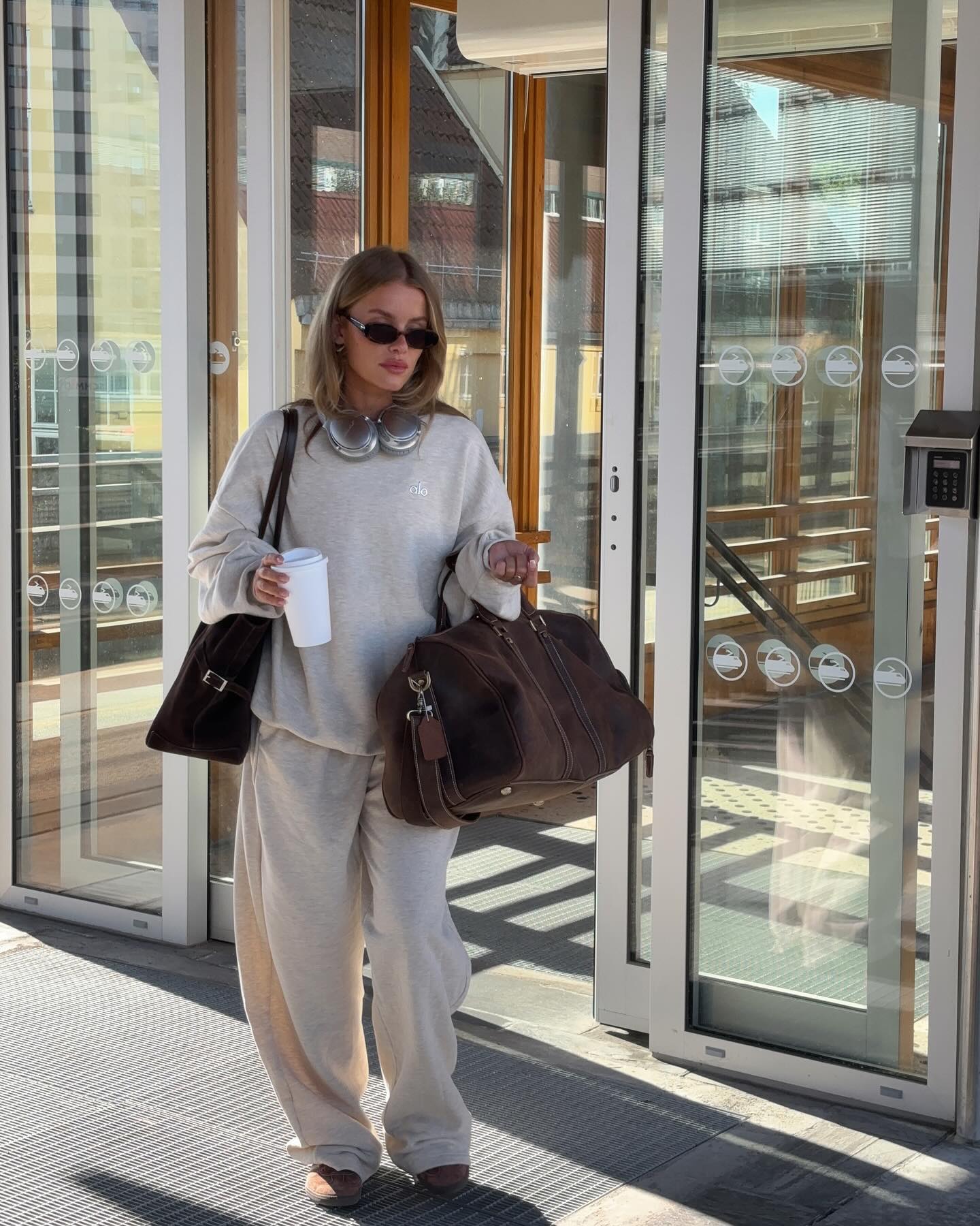 편하게 입어도 예쁜 이유?🖤
셋업으로 완성하는 간절기 데일리룩🤎🧸

지금 계절에 딱 어울리는 셋업, 지금 소개해드릴게요.

1. 알로 아콜레이드 크루넥 풀오버, 10만 원대
클래식한 뉴트럴 톤에 로고 포인트가 더해진 오버핏 스웨트셔츠입니다. 안감은 프렌치 테리 소재로, 같은 컬러의 스웨트팬츠와 브라운 보스턴백을 매치해 데일리룩을 연출했습니다.

2. 알로 아콜레이드 스트레이트 레그 스웻팬츠, 10만 원대
부드럽고 포근한 프렌치 테리 소재로 완성된 루즈핏 스웻팬츠입니다. 여유로운 실루엣과 깔끔한 디자인으로 편안하면서도 세련된 무드를 연출합니다.

3. 아다놀라 바시티 루즈핏 스웻셔츠, 10만 원대
플리스백 코튼 소재로 완성된 루즈핏 맨투맨입니다. 부드럽게 떨어지는 실루엣이 특징으로, 같은 컬러의 스웻팬츠와 셋업으로 매치해 미니멀한 데일리룩을 연출했습니다.

4. 아다놀라 바시티 루즈핏 스웻팬츠, 10만 원대
크림 컬러에 브라운 배색 라인이 더해진 루즈핏 트레이닝 팬츠입니다. 코튼 소재에 자수 로고로 디테일을 더했으며, 블랙 코트를 매치해 세련된 캐주얼 룩을 완성했습니다. 이미지1