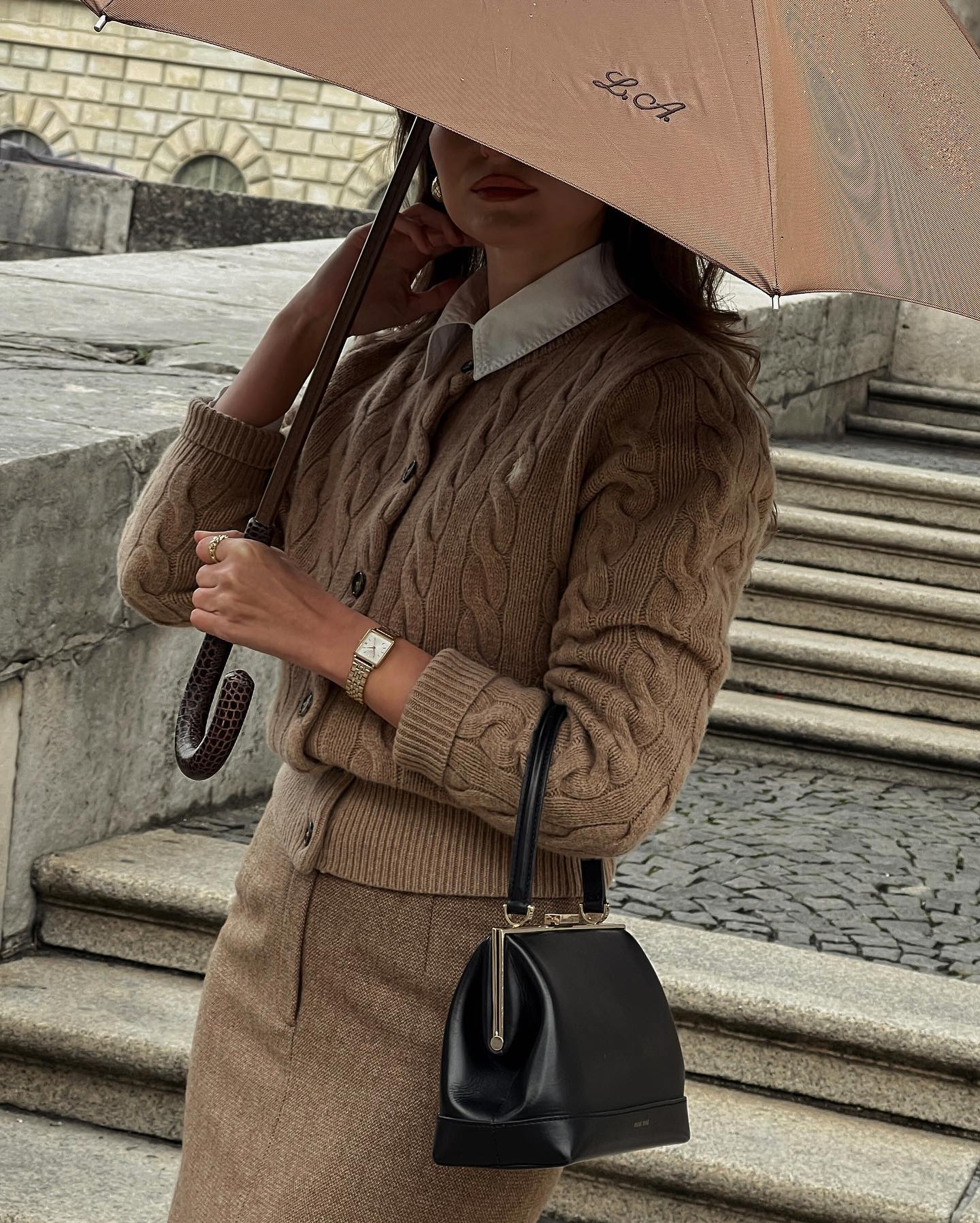 지금 딱 폴로 가디건 필요하죠🤍
어떤 룩에도 자연스럽게 녹아드는 클래식한 폴로 가디건🍂🤎
폴로 랄프 로렌 떠오르는 폴로 케이블 니트 코튼 크루넥 가디건은 클래식한 니트 짜임에 스몰 포니 로고가 더해진 깔끔하면서도 세련된 아이템이죠. 부드러운 울 블렌드 소재로 따뜻함은 기본, 적당한 두께감 덕분에 단독으로도, 이너로도 완벽하죠.
셔츠나 위에 레이어드하면 프레피룩을, 데님 팬츠와 매치하면 꾸안꾸 감성을 느낄 수 있죠. 숄로 연출하면 한층 더 모던한 분위기를 더해줍니다. 계절마다 다르게 연출할 수 있는 유연성 아이템으로 스타일 폭을 넓혀보세요. 이미지4