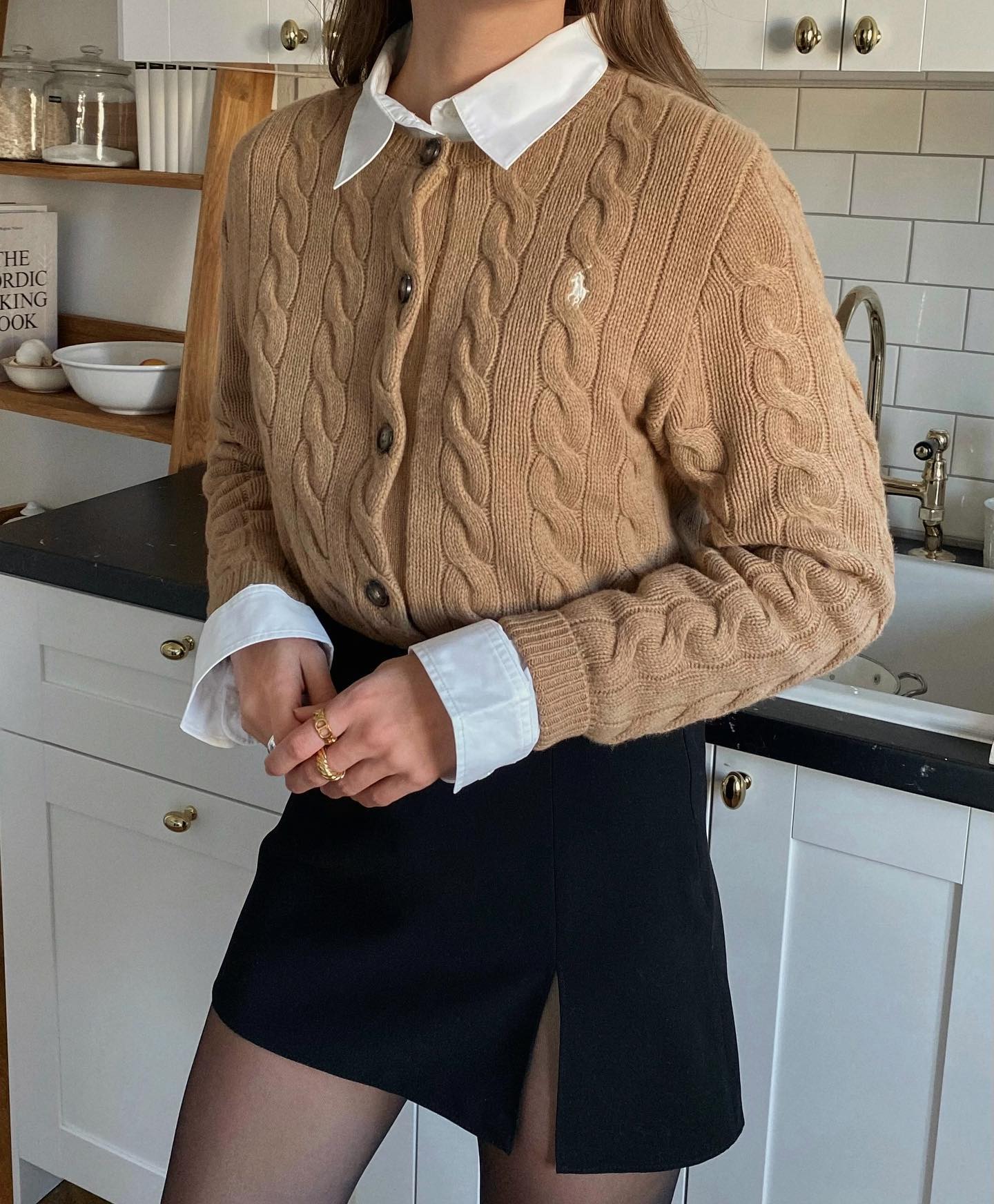 지금 딱 폴로 가디건 필요하죠🤍
어떤 룩에도 자연스럽게 녹아드는 클래식한 폴로 가디건🍂🤎
폴로 랄프 로렌 떠오르는 폴로 케이블 니트 코튼 크루넥 가디건은 클래식한 니트 짜임에 스몰 포니 로고가 더해진 깔끔하면서도 세련된 아이템이죠. 부드러운 울 블렌드 소재로 따뜻함은 기본, 적당한 두께감 덕분에 단독으로도, 이너로도 완벽하죠.
셔츠나 위에 레이어드하면 프레피룩을, 데님 팬츠와 매치하면 꾸안꾸 감성을 느낄 수 있죠. 숄로 연출하면 한층 더 모던한 분위기를 더해줍니다. 계절마다 다르게 연출할 수 있는 유연성 아이템으로 스타일 폭을 넓혀보세요. 이미지2