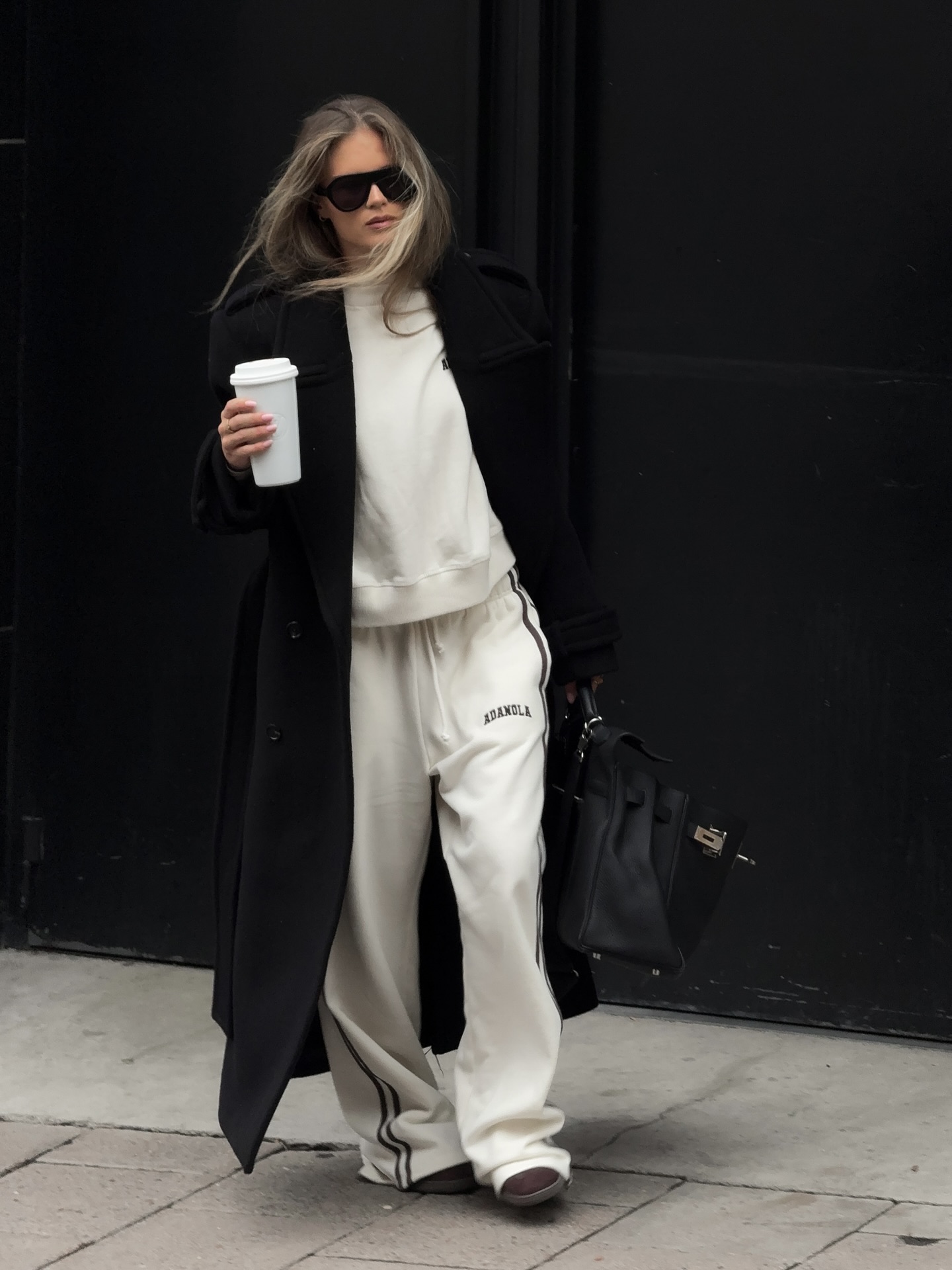 편하게 입어도 예쁜 이유?🖤
셋업으로 완성하는 간절기 데일리룩🤎🧸

지금 계절에 딱 어울리는 셋업, 지금 소개해드릴게요.

1. 알로 아콜레이드 크루넥 풀오버, 10만 원대
클래식한 뉴트럴 톤에 로고 포인트가 더해진 오버핏 스웨트셔츠입니다. 안감은 프렌치 테리 소재로, 같은 컬러의 스웨트팬츠와 브라운 보스턴백을 매치해 데일리룩을 연출했습니다.

2. 알로 아콜레이드 스트레이트 레그 스웻팬츠, 10만 원대
부드럽고 포근한 프렌치 테리 소재로 완성된 루즈핏 스웻팬츠입니다. 여유로운 실루엣과 깔끔한 디자인으로 편안하면서도 세련된 무드를 연출합니다.

3. 아다놀라 바시티 루즈핏 스웻셔츠, 10만 원대
플리스백 코튼 소재로 완성된 루즈핏 맨투맨입니다. 부드럽게 떨어지는 실루엣이 특징으로, 같은 컬러의 스웻팬츠와 셋업으로 매치해 미니멀한 데일리룩을 연출했습니다.

4. 아다놀라 바시티 루즈핏 스웻팬츠, 10만 원대
크림 컬러에 브라운 배색 라인이 더해진 루즈핏 트레이닝 팬츠입니다. 코튼 소재에 자수 로고로 디테일을 더했으며, 블랙 코트를 매치해 세련된 캐주얼 룩을 완성했습니다. 이미지6