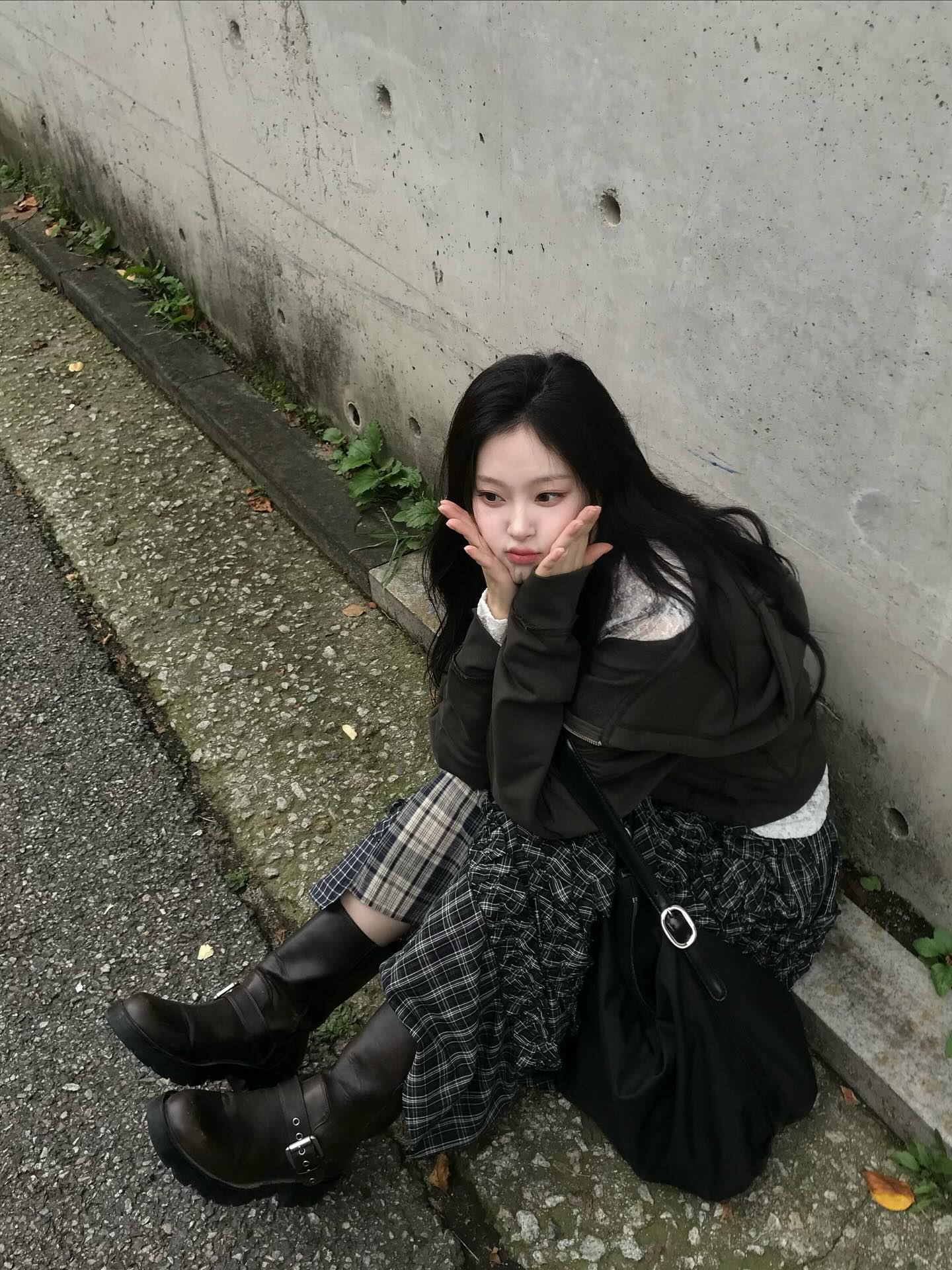 편하고 예쁜 옷 찾는다면?🖤
어디에나 잘 어울리는 롱스커트로 데일리 코디하기👗✨ 이미지6