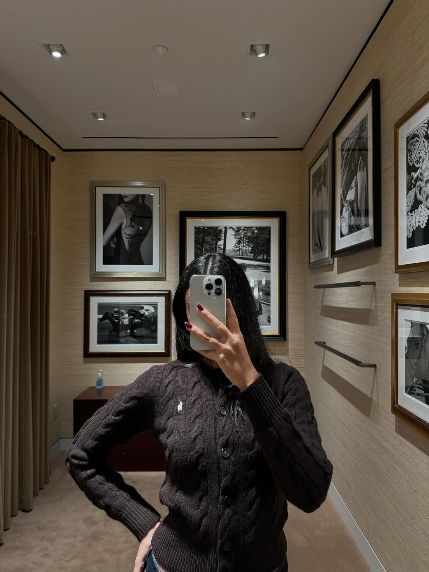 지금 딱 폴로 가디건 필요하죠🤍
어떤 룩에도 자연스럽게 녹아드는 클래식한 폴로 가디건🍂🤎
폴로 랄프 로렌 떠오르는 폴로 케이블 니트 코튼 크루넥 가디건은 클래식한 니트 짜임에 스몰 포니 로고가 더해진 깔끔하면서도 세련된 아이템이죠. 부드러운 울 블렌드 소재로 따뜻함은 기본, 적당한 두께감 덕분에 단독으로도, 이너로도 완벽하죠.
셔츠나 위에 레이어드하면 프레피룩을, 데님 팬츠와 매치하면 꾸안꾸 감성을 느낄 수 있죠. 숄로 연출하면 한층 더 모던한 분위기를 더해줍니다. 계절마다 다르게 연출할 수 있는 유연성 아이템으로 스타일 폭을 넓혀보세요. 이미지3