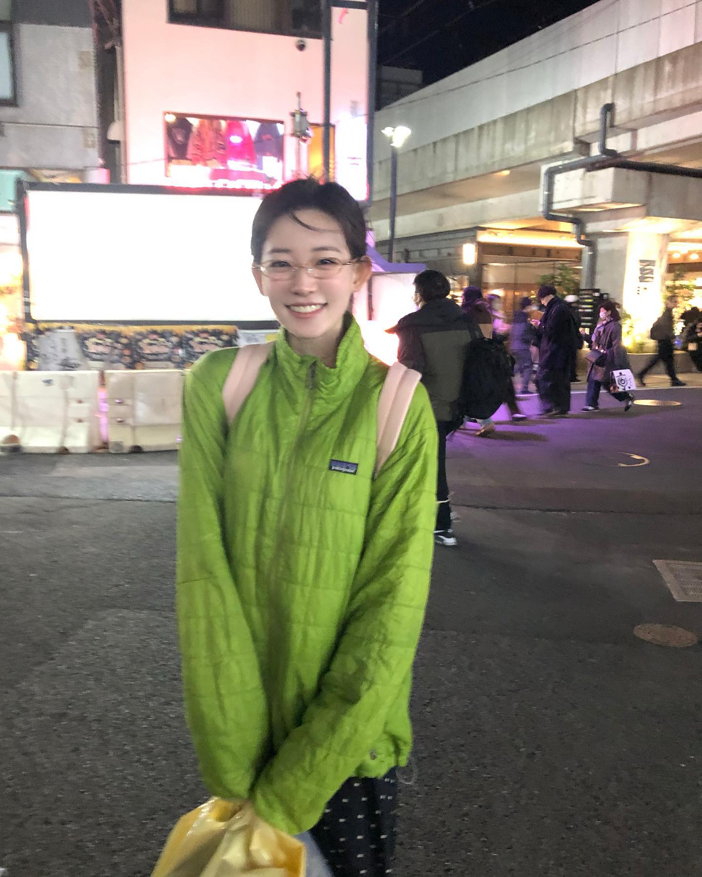 겨울엔 파타고니아만한 게 없죠❄️
최윤지의 흔하지 않은 파타고니아 스타일링 보고 가세요👀🧚🏻

겨울이 오면 생각나는 최윤지의 파타고니아 겨울 아이템 2가지 모았어요.

1. 마이크로 스냅 티 풀오버, 20만 원대
파타고니아 시그니처 디자인 스냅 버튼 플래킷으로, 부드러운 폴리에스터 플리스 소재에 칼라, 소매, 밑단에 더해진 바인딩이 돋보이죠. 최윤지는 흑청 팬츠와 핸드 워머, 헤어밴드를 같이 매치해 캐주얼하면서도 트렌디한 겨울 룩을 완성했습니다. 

2. 나노 퍼프 재킷, 30만 원대
 가벼운 재활용 폴리에스터 립스톱 쉘 소재에 벽돌 퀼팅 패턴이 더해져 방풍성과 방수성까지 갖춘 실용적인 재킷입니다. 최윤지는 도트 스커트와 무테안경을 믹스 매치해 빈티지한 감성이 느껴지는 아메카지 룩을 연출했습니다.  이미지5