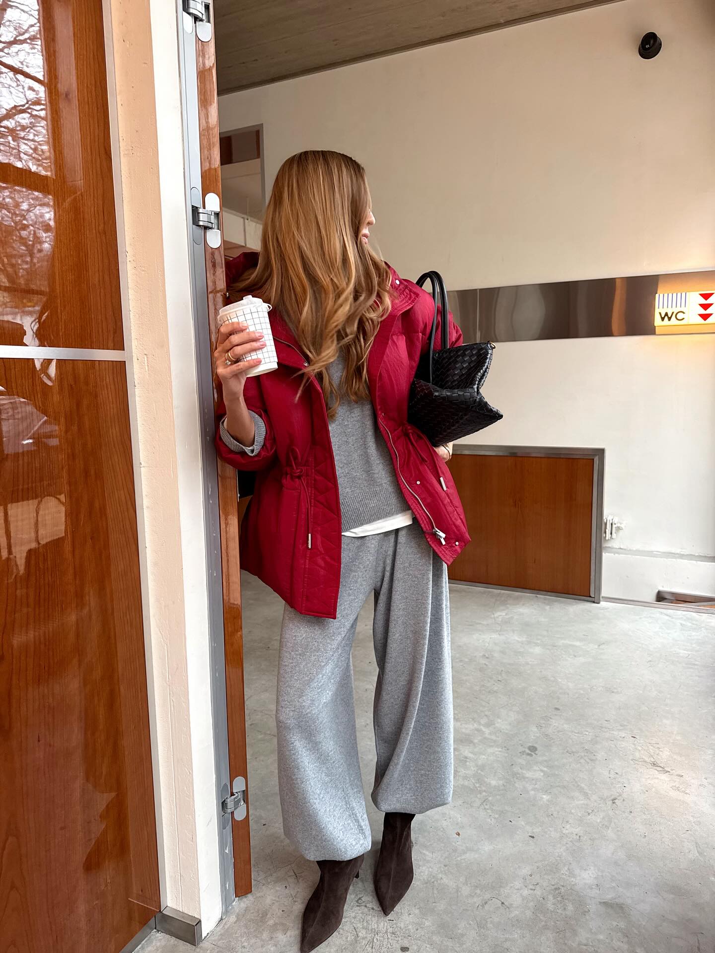 부츠에 스커트만 입지말고👀
러프한 와이드 팬츠부터 일자핏까지 부츠에 쓱 넣어봐🖤👢 이미지7