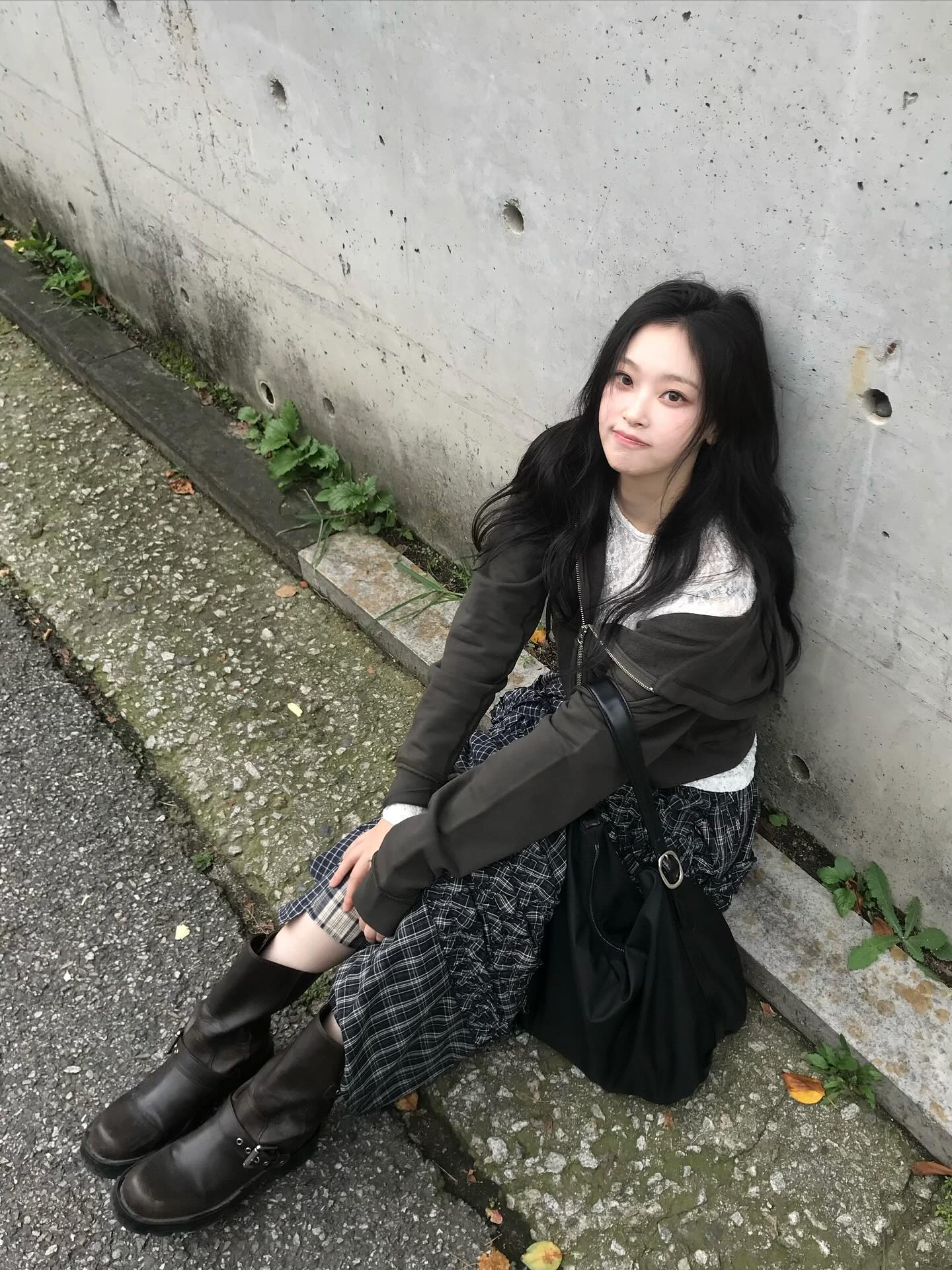 편하고 예쁜 옷 찾는다면?🖤
어디에나 잘 어울리는 롱스커트로 데일리 코디하기👗✨ 이미지3