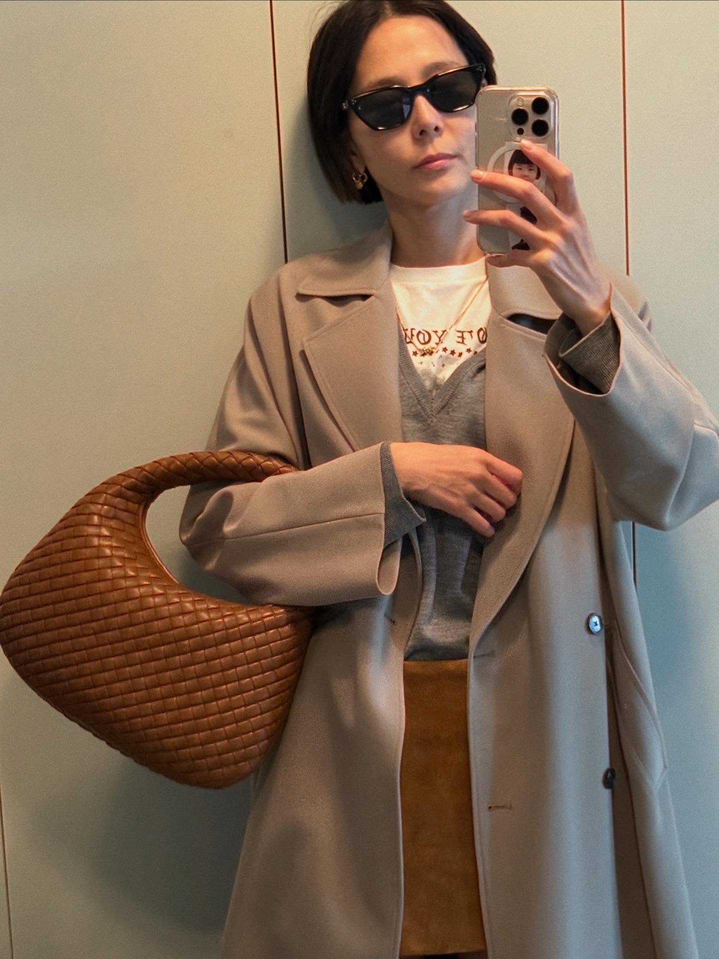 실패 없는 첫 보테가베네타는?👀
믿고 보는 보테가 인트레치아 백👜✨하나쯤 소장하자

보테가 베네타의 시그니처 가방 2가지를 소개합니다.

1. 스몰 베네타, 600만 원대
김나영이 착용한 반달형의 부드러운 호보 실루엣 가방은 겉면은 패디드 가죽, 안감은 스웨이드 소재로 브랜드 시그니처인 인트레치아토 위빙 디테일이 돋보이죠. 김나영은 코트와 스웨이드 스커트를 매치해 클래식한 가을룩을 완성했습니다.

2. 라지홉, 800만 원대
차정원이 든 가방은 클래식한 호보형태지만 한층 볼륨감 있는 실루엣으로 송아지 가죽에 인트레치아토 위빙 디테일로 고급스러움을 더했죠. 차정원은 숏코트와 로퍼를 매치해 세련되고 모던한 분위기를 연출했습니다. 이미지1