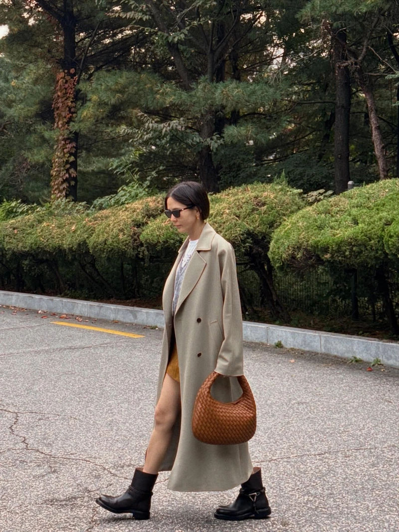 실패 없는 첫 보테가베네타는?👀
믿고 보는 보테가 인트레치아 백👜✨하나쯤 소장하자
보테가 베네타의 시그니처 가방 2가지를 소개합니다.
1. 스몰 베네타, 600만 원대
김나영이 착용한 반달형의 부드러운 호보 실루엣 가방은 겉면은 패디드 가죽, 안감은 스웨이드 소재로 브랜드 시그니처인 인트레치아토 위빙 디테일이 돋보이죠. 김나영은 코트와 스웨이드 스커트를 매치해 클래식한 가을룩을 완성했습니다.
2. 라지홉, 800만 원대
차정원이 든 가방은 클래식한 호보형태지만 한층 볼륨감 있는 실루엣으로 송아지 가죽에 인트레치아토 위빙 디테일로 고급스러움을 더했죠. 차정원은 숏코트와 로퍼를 매치해 세련되고 모던한 분위기를 연출했습니다. 이미지3
