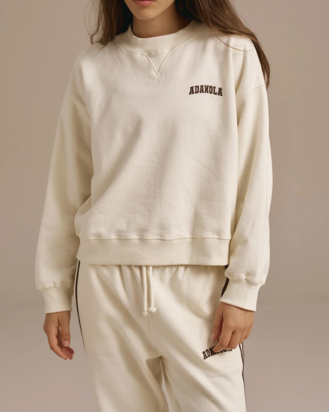 편하게 입어도 예쁜 이유?🖤
셋업으로 완성하는 간절기 데일리룩🤎🧸

지금 계절에 딱 어울리는 셋업, 지금 소개해드릴게요.

1. 알로 아콜레이드 크루넥 풀오버, 10만 원대
클래식한 뉴트럴 톤에 로고 포인트가 더해진 오버핏 스웨트셔츠입니다. 안감은 프렌치 테리 소재로, 같은 컬러의 스웨트팬츠와 브라운 보스턴백을 매치해 데일리룩을 연출했습니다.

2. 알로 아콜레이드 스트레이트 레그 스웻팬츠, 10만 원대
부드럽고 포근한 프렌치 테리 소재로 완성된 루즈핏 스웻팬츠입니다. 여유로운 실루엣과 깔끔한 디자인으로 편안하면서도 세련된 무드를 연출합니다.

3. 아다놀라 바시티 루즈핏 스웻셔츠, 10만 원대
플리스백 코튼 소재로 완성된 루즈핏 맨투맨입니다. 부드럽게 떨어지는 실루엣이 특징으로, 같은 컬러의 스웻팬츠와 셋업으로 매치해 미니멀한 데일리룩을 연출했습니다.

4. 아다놀라 바시티 루즈핏 스웻팬츠, 10만 원대
크림 컬러에 브라운 배색 라인이 더해진 루즈핏 트레이닝 팬츠입니다. 코튼 소재에 자수 로고로 디테일을 더했으며, 블랙 코트를 매치해 세련된 캐주얼 룩을 완성했습니다. 이미지9