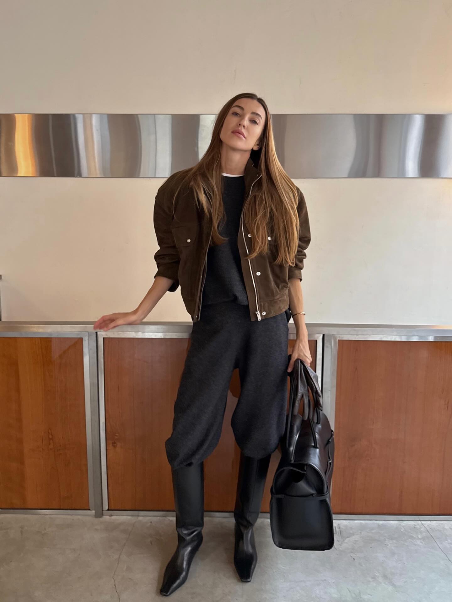 부츠에 스커트만 입지말고👀
러프한 와이드 팬츠부터 일자핏까지 부츠에 쓱 넣어봐🖤👢 이미지4