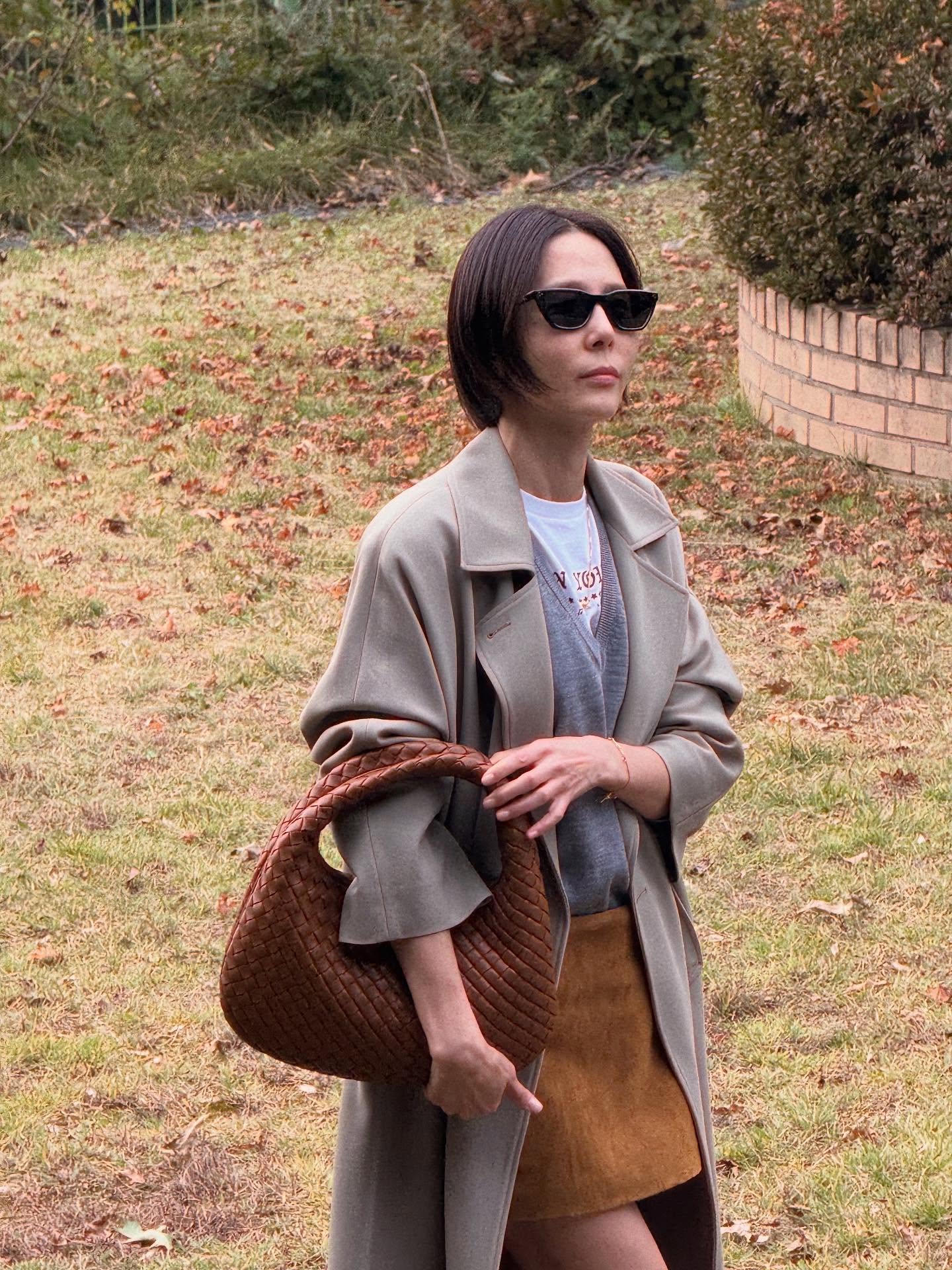 실패 없는 첫 보테가베네타는?👀
믿고 보는 보테가 인트레치아 백👜✨하나쯤 소장하자

보테가 베네타의 시그니처 가방 2가지를 소개합니다.

1. 스몰 베네타, 600만 원대
김나영이 착용한 반달형의 부드러운 호보 실루엣 가방은 겉면은 패디드 가죽, 안감은 스웨이드 소재로 브랜드 시그니처인 인트레치아토 위빙 디테일이 돋보이죠. 김나영은 코트와 스웨이드 스커트를 매치해 클래식한 가을룩을 완성했습니다.

2. 라지홉, 800만 원대
차정원이 든 가방은 클래식한 호보형태지만 한층 볼륨감 있는 실루엣으로 송아지 가죽에 인트레치아토 위빙 디테일로 고급스러움을 더했죠. 차정원은 숏코트와 로퍼를 매치해 세련되고 모던한 분위기를 연출했습니다. 이미지2