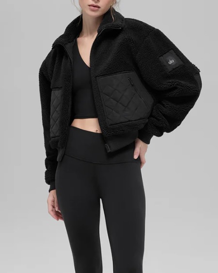 일상복으로도 넘 예쁜 알로...🖤
애슬레저계의 에르메스✨🪄알로 겨울 아우터 슬슬 알아보자
알로의 겨울 아우터 2가지 같이 살펴봅시다.
1. 셰르파 엣지 봄버, 20만 원대
박시형 실루엣과 세미 크롭 기장이 특징 셰르파 봄버는 포근한 플러시 셰르파 소재에 포켓, 팔꿈치, 뒷면에 퀼트 패치 디테일이 포인트죠. 레깅스와 볼캡을 매치하면 스포티하면서도 트렌디한 애슬레저 룩을 완성할 수 있습니다.
2. 셰르파 다운타운 재킷, 30만 원대
오버사이즈 실루엣의 이 재킷은 부드러운 셰르파 소재로 밑단에는 골지 소재의 리브드 트림 디테일이 더해지고 목선과 상반신 부분에 볼륨감이 돋보이죠. 골지 소재의 롱 슬리브와 매치하면 내추럴하고 캐주얼한 데일리룩을 완성할 수 있습니다. 이미지3