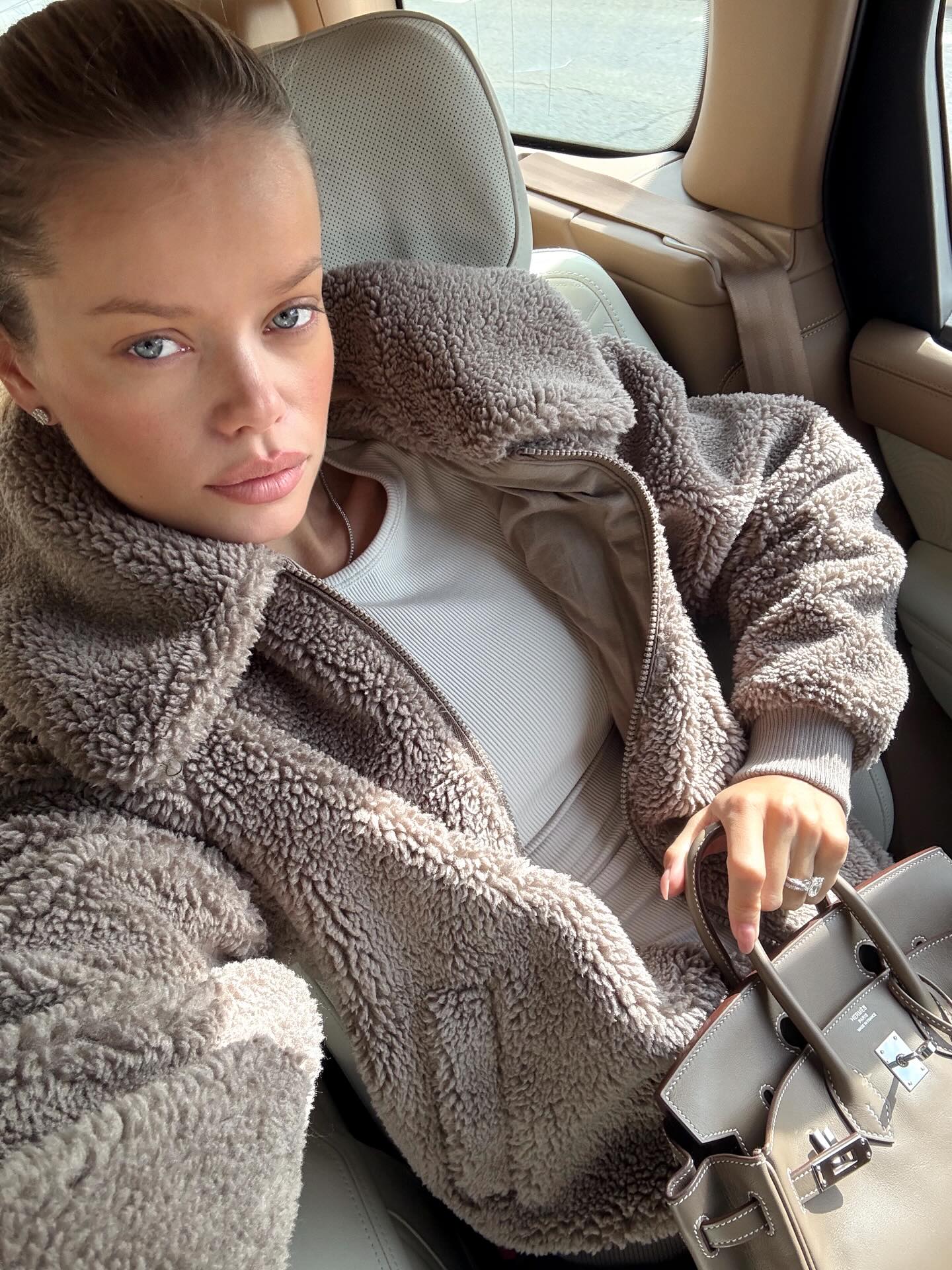 일상복으로도 넘 예쁜 알로...🖤
애슬레저계의 에르메스✨🪄알로 겨울 아우터 슬슬 알아보자
알로의 겨울 아우터 2가지 같이 살펴봅시다.
1. 셰르파 엣지 봄버, 20만 원대
박시형 실루엣과 세미 크롭 기장이 특징 셰르파 봄버는 포근한 플러시 셰르파 소재에 포켓, 팔꿈치, 뒷면에 퀼트 패치 디테일이 포인트죠. 레깅스와 볼캡을 매치하면 스포티하면서도 트렌디한 애슬레저 룩을 완성할 수 있습니다.
2. 셰르파 다운타운 재킷, 30만 원대
오버사이즈 실루엣의 이 재킷은 부드러운 셰르파 소재로 밑단에는 골지 소재의 리브드 트림 디테일이 더해지고 목선과 상반신 부분에 볼륨감이 돋보이죠. 골지 소재의 롱 슬리브와 매치하면 내추럴하고 캐주얼한 데일리룩을 완성할 수 있습니다. 이미지4