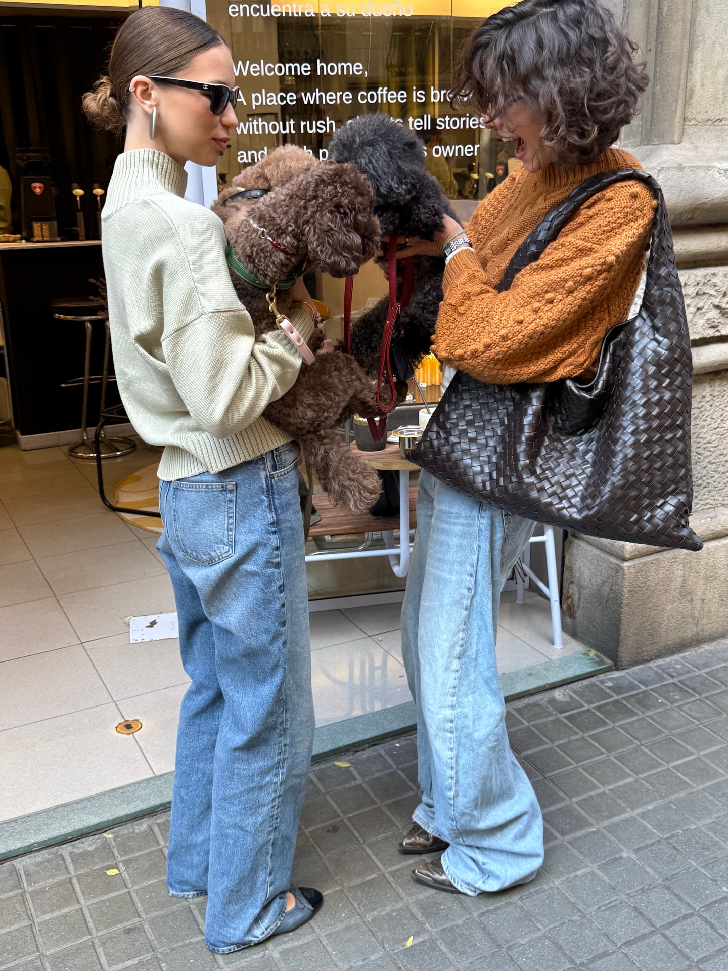 데님엔 뭐다? 플랫슈즈지💙
기본 데님 팬츠에 플랫슈즈로 클래식하고 감각 있게 마무리👖🥿 이미지5