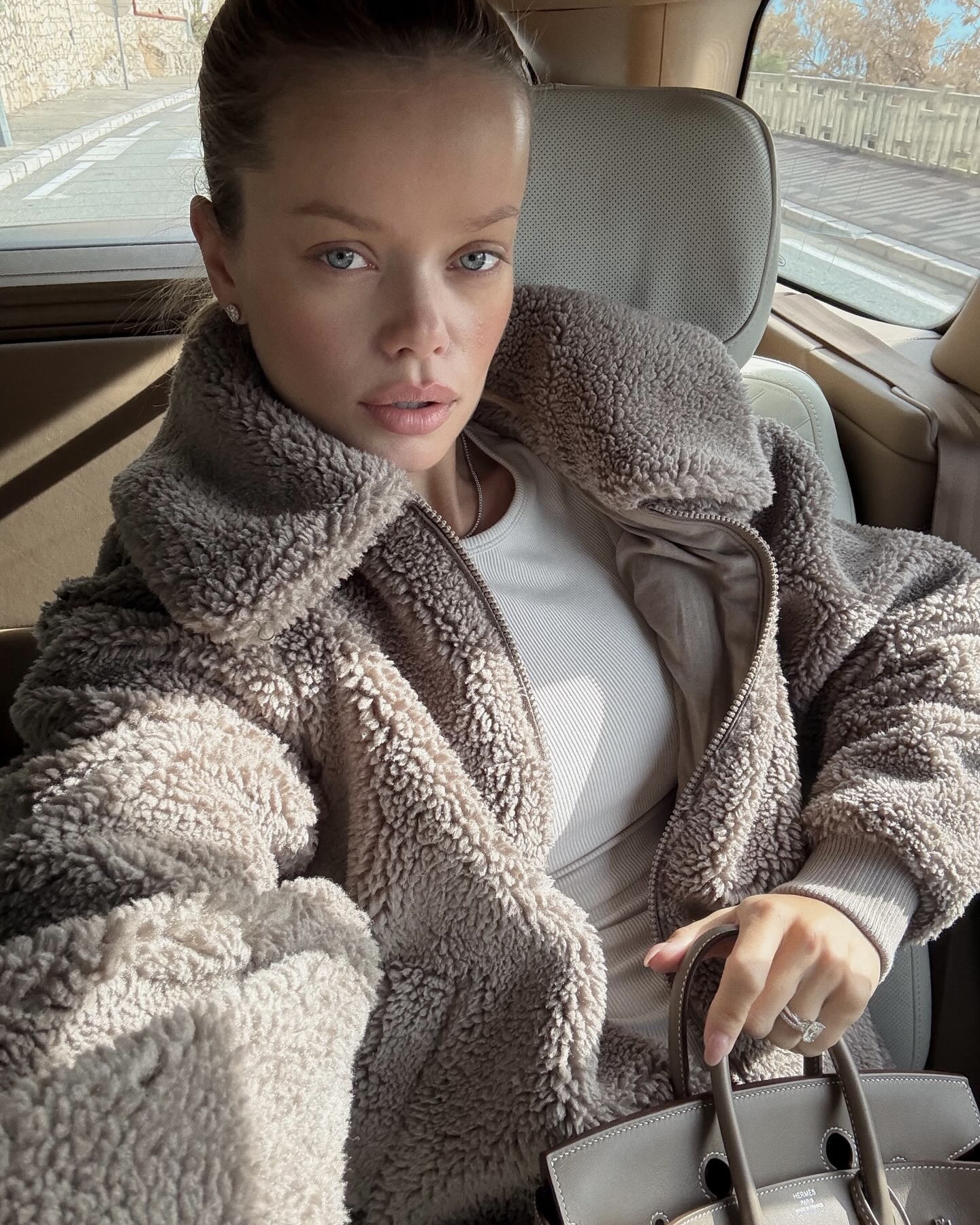 일상복으로도 넘 예쁜 알로...🖤
애슬레저계의 에르메스✨🪄알로 겨울 아우터 슬슬 알아보자
알로의 겨울 아우터 2가지 같이 살펴봅시다.
1. 셰르파 엣지 봄버, 20만 원대
박시형 실루엣과 세미 크롭 기장이 특징 셰르파 봄버는 포근한 플러시 셰르파 소재에 포켓, 팔꿈치, 뒷면에 퀼트 패치 디테일이 포인트죠. 레깅스와 볼캡을 매치하면 스포티하면서도 트렌디한 애슬레저 룩을 완성할 수 있습니다.
2. 셰르파 다운타운 재킷, 30만 원대
오버사이즈 실루엣의 이 재킷은 부드러운 셰르파 소재로 밑단에는 골지 소재의 리브드 트림 디테일이 더해지고 목선과 상반신 부분에 볼륨감이 돋보이죠. 골지 소재의 롱 슬리브와 매치하면 내추럴하고 캐주얼한 데일리룩을 완성할 수 있습니다. 이미지6