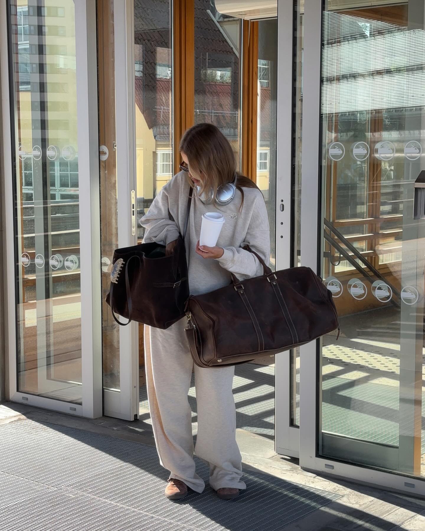 편하게 입어도 예쁜 이유?🖤
셋업으로 완성하는 간절기 데일리룩🤎🧸

지금 계절에 딱 어울리는 셋업, 지금 소개해드릴게요.

1. 알로 아콜레이드 크루넥 풀오버, 10만 원대
클래식한 뉴트럴 톤에 로고 포인트가 더해진 오버핏 스웨트셔츠입니다. 안감은 프렌치 테리 소재로, 같은 컬러의 스웨트팬츠와 브라운 보스턴백을 매치해 데일리룩을 연출했습니다.

2. 알로 아콜레이드 스트레이트 레그 스웻팬츠, 10만 원대
부드럽고 포근한 프렌치 테리 소재로 완성된 루즈핏 스웻팬츠입니다. 여유로운 실루엣과 깔끔한 디자인으로 편안하면서도 세련된 무드를 연출합니다.

3. 아다놀라 바시티 루즈핏 스웻셔츠, 10만 원대
플리스백 코튼 소재로 완성된 루즈핏 맨투맨입니다. 부드럽게 떨어지는 실루엣이 특징으로, 같은 컬러의 스웻팬츠와 셋업으로 매치해 미니멀한 데일리룩을 연출했습니다.

4. 아다놀라 바시티 루즈핏 스웻팬츠, 10만 원대
크림 컬러에 브라운 배색 라인이 더해진 루즈핏 트레이닝 팬츠입니다. 코튼 소재에 자수 로고로 디테일을 더했으며, 블랙 코트를 매치해 세련된 캐주얼 룩을 완성했습니다. 이미지5