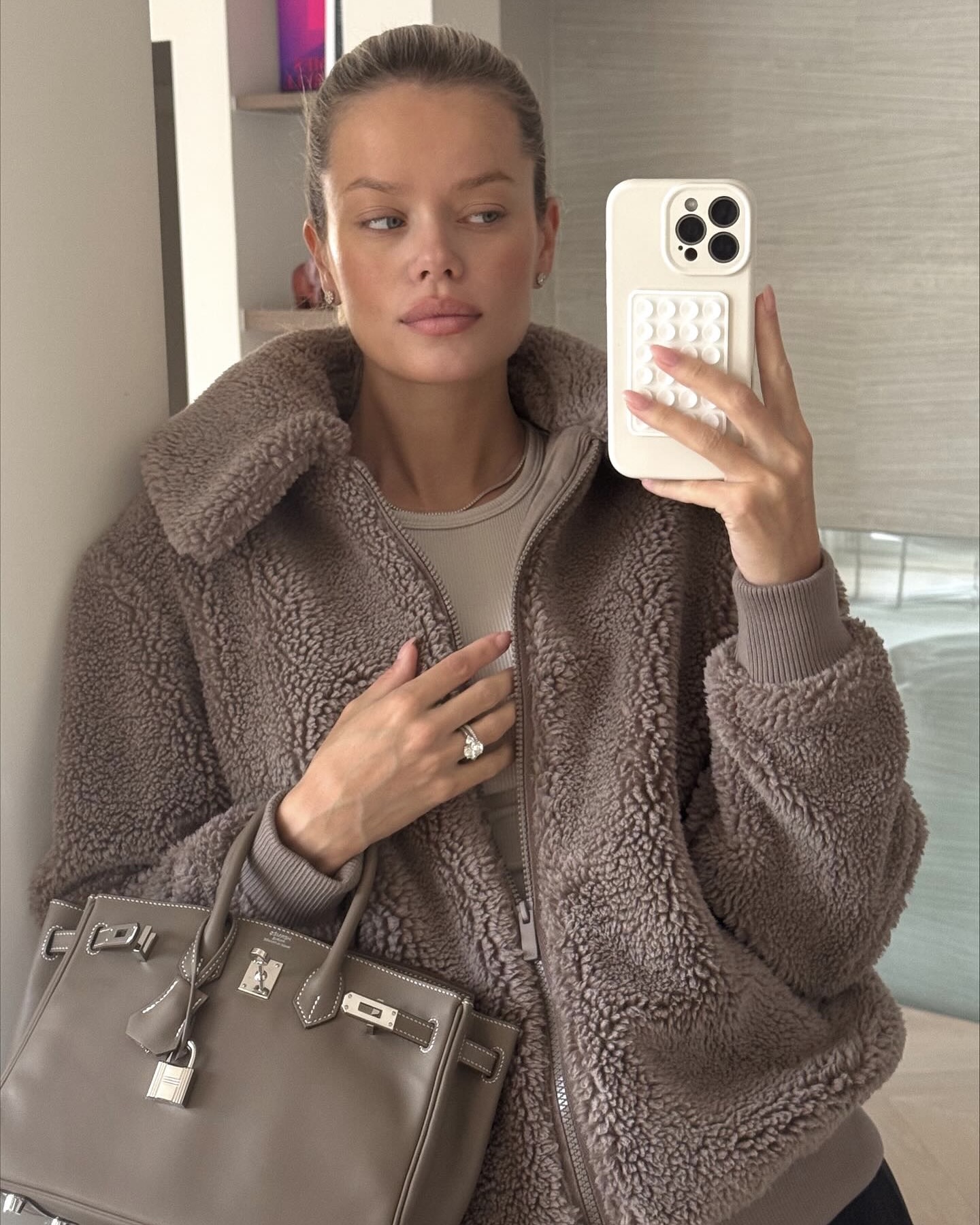 일상복으로도 넘 예쁜 알로...🖤
애슬레저계의 에르메스✨🪄알로 겨울 아우터 슬슬 알아보자
알로의 겨울 아우터 2가지 같이 살펴봅시다.
1. 셰르파 엣지 봄버, 20만 원대
박시형 실루엣과 세미 크롭 기장이 특징 셰르파 봄버는 포근한 플러시 셰르파 소재에 포켓, 팔꿈치, 뒷면에 퀼트 패치 디테일이 포인트죠. 레깅스와 볼캡을 매치하면 스포티하면서도 트렌디한 애슬레저 룩을 완성할 수 있습니다.
2. 셰르파 다운타운 재킷, 30만 원대
오버사이즈 실루엣의 이 재킷은 부드러운 셰르파 소재로 밑단에는 골지 소재의 리브드 트림 디테일이 더해지고 목선과 상반신 부분에 볼륨감이 돋보이죠. 골지 소재의 롱 슬리브와 매치하면 내추럴하고 캐주얼한 데일리룩을 완성할 수 있습니다. 이미지5