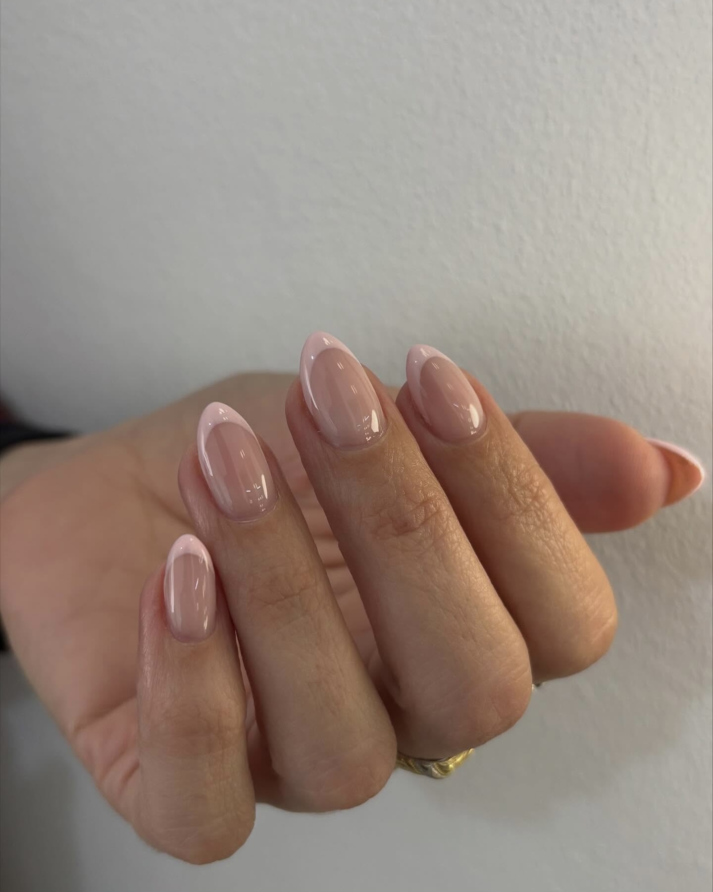 질리지 않는 미니멀한 프렌치 네일💅🏻
계절 타지 않는 클래식한 프렌치 네일로 기분 전환해 보자🤍✨ 이미지1