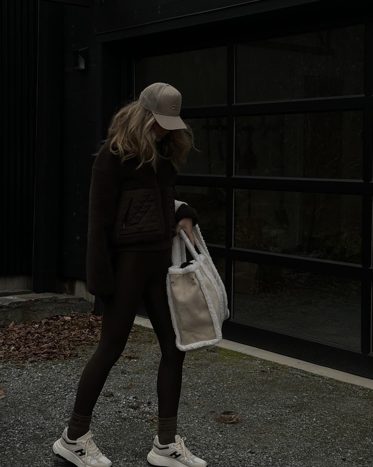 일상복으로도 넘 예쁜 알로...🖤
애슬레저계의 에르메스✨🪄알로 겨울 아우터 슬슬 알아보자
알로의 겨울 아우터 2가지 같이 살펴봅시다.
1. 셰르파 엣지 봄버, 20만 원대
박시형 실루엣과 세미 크롭 기장이 특징 셰르파 봄버는 포근한 플러시 셰르파 소재에 포켓, 팔꿈치, 뒷면에 퀼트 패치 디테일이 포인트죠. 레깅스와 볼캡을 매치하면 스포티하면서도 트렌디한 애슬레저 룩을 완성할 수 있습니다.
2. 셰르파 다운타운 재킷, 30만 원대
오버사이즈 실루엣의 이 재킷은 부드러운 셰르파 소재로 밑단에는 골지 소재의 리브드 트림 디테일이 더해지고 목선과 상반신 부분에 볼륨감이 돋보이죠. 골지 소재의 롱 슬리브와 매치하면 내추럴하고 캐주얼한 데일리룩을 완성할 수 있습니다. 이미지2