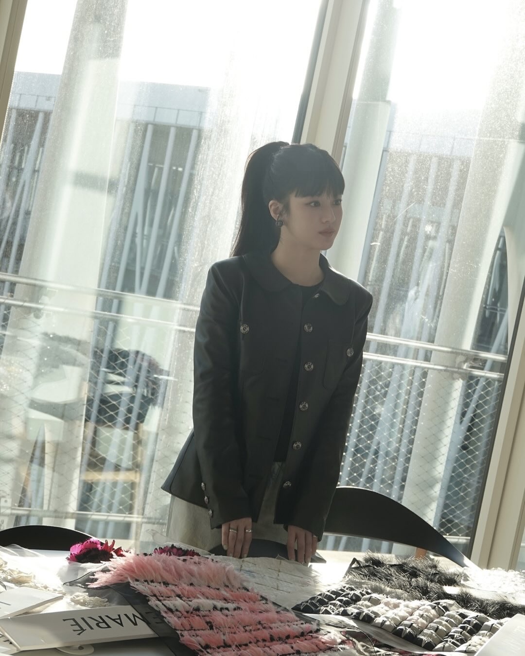 거울 앞 1분 투자로 여리미 폭발💖
소두 효과 확실한 포니테일로🫧💞분위기까지 예쁘게 만들어 보자 이미지1