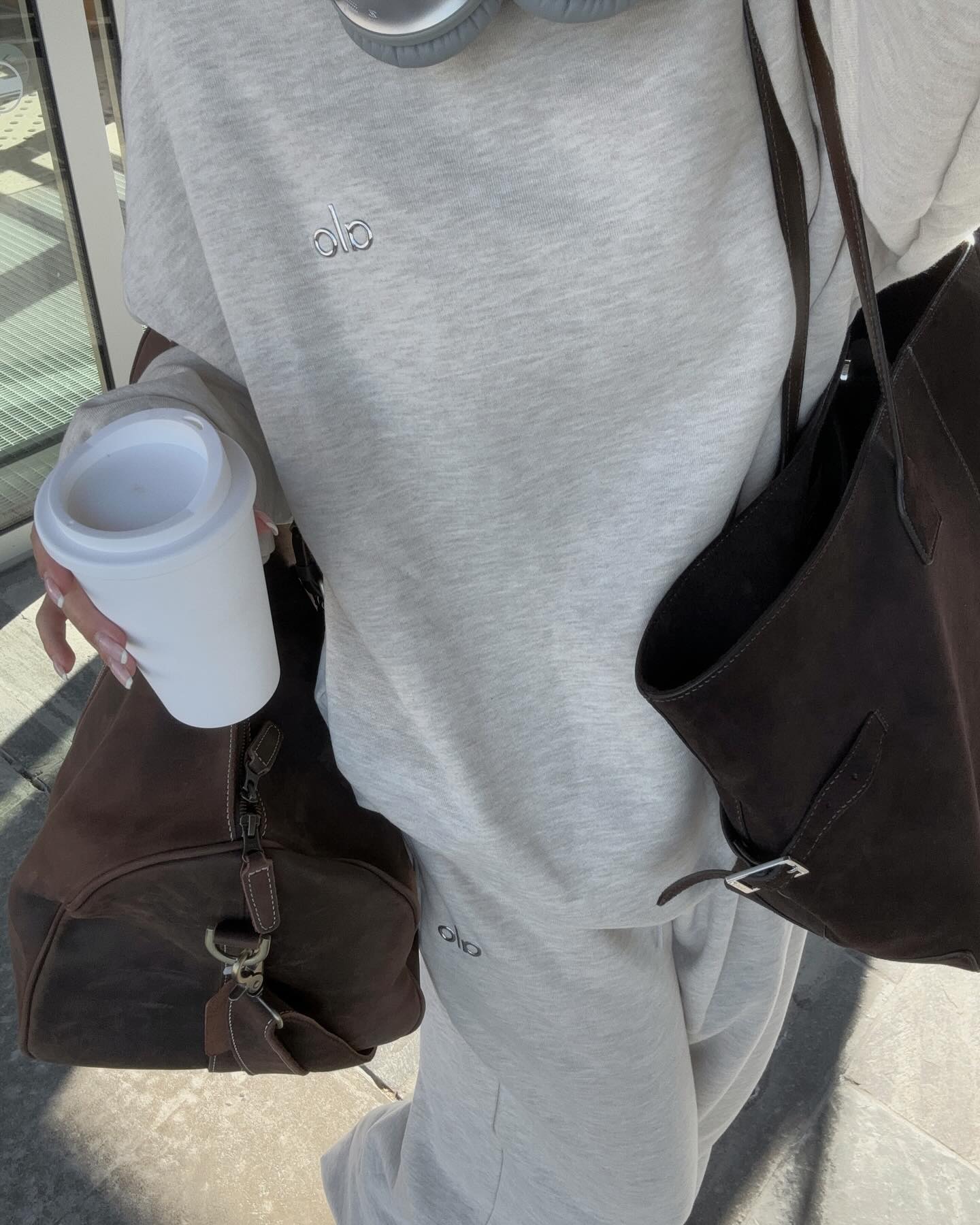 편하게 입어도 예쁜 이유?🖤
셋업으로 완성하는 간절기 데일리룩🤎🧸

지금 계절에 딱 어울리는 셋업, 지금 소개해드릴게요.

1. 알로 아콜레이드 크루넥 풀오버, 10만 원대
클래식한 뉴트럴 톤에 로고 포인트가 더해진 오버핏 스웨트셔츠입니다. 안감은 프렌치 테리 소재로, 같은 컬러의 스웨트팬츠와 브라운 보스턴백을 매치해 데일리룩을 연출했습니다.

2. 알로 아콜레이드 스트레이트 레그 스웻팬츠, 10만 원대
부드럽고 포근한 프렌치 테리 소재로 완성된 루즈핏 스웻팬츠입니다. 여유로운 실루엣과 깔끔한 디자인으로 편안하면서도 세련된 무드를 연출합니다.

3. 아다놀라 바시티 루즈핏 스웻셔츠, 10만 원대
플리스백 코튼 소재로 완성된 루즈핏 맨투맨입니다. 부드럽게 떨어지는 실루엣이 특징으로, 같은 컬러의 스웻팬츠와 셋업으로 매치해 미니멀한 데일리룩을 연출했습니다.

4. 아다놀라 바시티 루즈핏 스웻팬츠, 10만 원대
크림 컬러에 브라운 배색 라인이 더해진 루즈핏 트레이닝 팬츠입니다. 코튼 소재에 자수 로고로 디테일을 더했으며, 블랙 코트를 매치해 세련된 캐주얼 룩을 완성했습니다. 이미지2