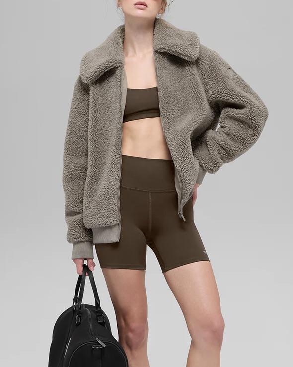 일상복으로도 넘 예쁜 알로...🖤
애슬레저계의 에르메스✨🪄알로 겨울 아우터 슬슬 알아보자
알로의 겨울 아우터 2가지 같이 살펴봅시다.
1. 셰르파 엣지 봄버, 20만 원대
박시형 실루엣과 세미 크롭 기장이 특징 셰르파 봄버는 포근한 플러시 셰르파 소재에 포켓, 팔꿈치, 뒷면에 퀼트 패치 디테일이 포인트죠. 레깅스와 볼캡을 매치하면 스포티하면서도 트렌디한 애슬레저 룩을 완성할 수 있습니다.
2. 셰르파 다운타운 재킷, 30만 원대
오버사이즈 실루엣의 이 재킷은 부드러운 셰르파 소재로 밑단에는 골지 소재의 리브드 트림 디테일이 더해지고 목선과 상반신 부분에 볼륨감이 돋보이죠. 골지 소재의 롱 슬리브와 매치하면 내추럴하고 캐주얼한 데일리룩을 완성할 수 있습니다. 이미지7