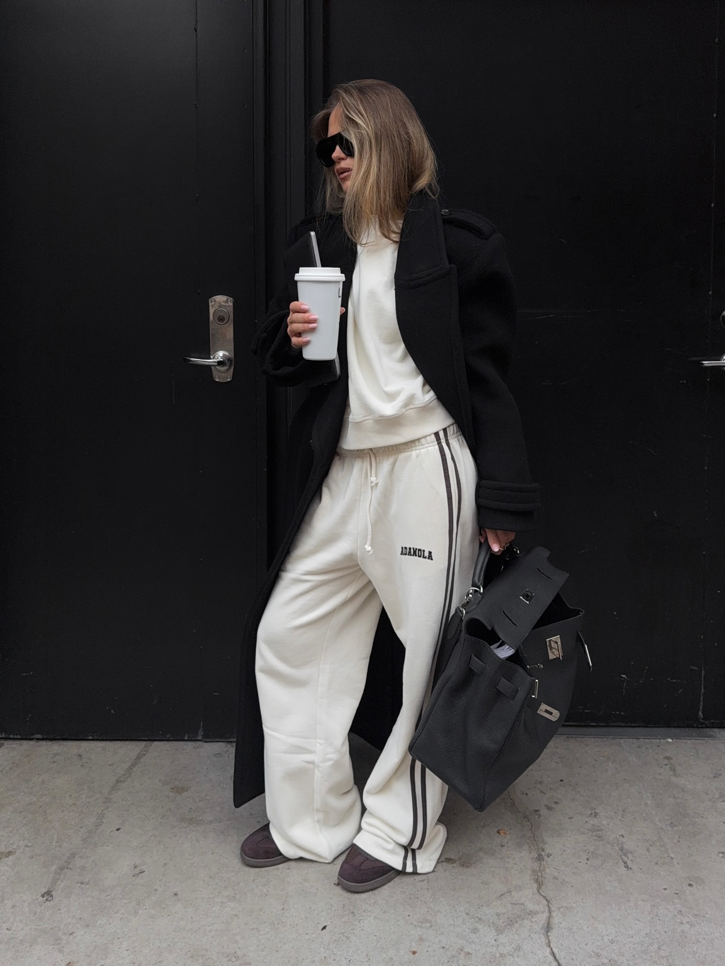 편하게 입어도 예쁜 이유?🖤
셋업으로 완성하는 간절기 데일리룩🤎🧸

지금 계절에 딱 어울리는 셋업, 지금 소개해드릴게요.

1. 알로 아콜레이드 크루넥 풀오버, 10만 원대
클래식한 뉴트럴 톤에 로고 포인트가 더해진 오버핏 스웨트셔츠입니다. 안감은 프렌치 테리 소재로, 같은 컬러의 스웨트팬츠와 브라운 보스턴백을 매치해 데일리룩을 연출했습니다.

2. 알로 아콜레이드 스트레이트 레그 스웻팬츠, 10만 원대
부드럽고 포근한 프렌치 테리 소재로 완성된 루즈핏 스웻팬츠입니다. 여유로운 실루엣과 깔끔한 디자인으로 편안하면서도 세련된 무드를 연출합니다.

3. 아다놀라 바시티 루즈핏 스웻셔츠, 10만 원대
플리스백 코튼 소재로 완성된 루즈핏 맨투맨입니다. 부드럽게 떨어지는 실루엣이 특징으로, 같은 컬러의 스웻팬츠와 셋업으로 매치해 미니멀한 데일리룩을 연출했습니다.

4. 아다놀라 바시티 루즈핏 스웻팬츠, 10만 원대
크림 컬러에 브라운 배색 라인이 더해진 루즈핏 트레이닝 팬츠입니다. 코튼 소재에 자수 로고로 디테일을 더했으며, 블랙 코트를 매치해 세련된 캐주얼 룩을 완성했습니다. 이미지7