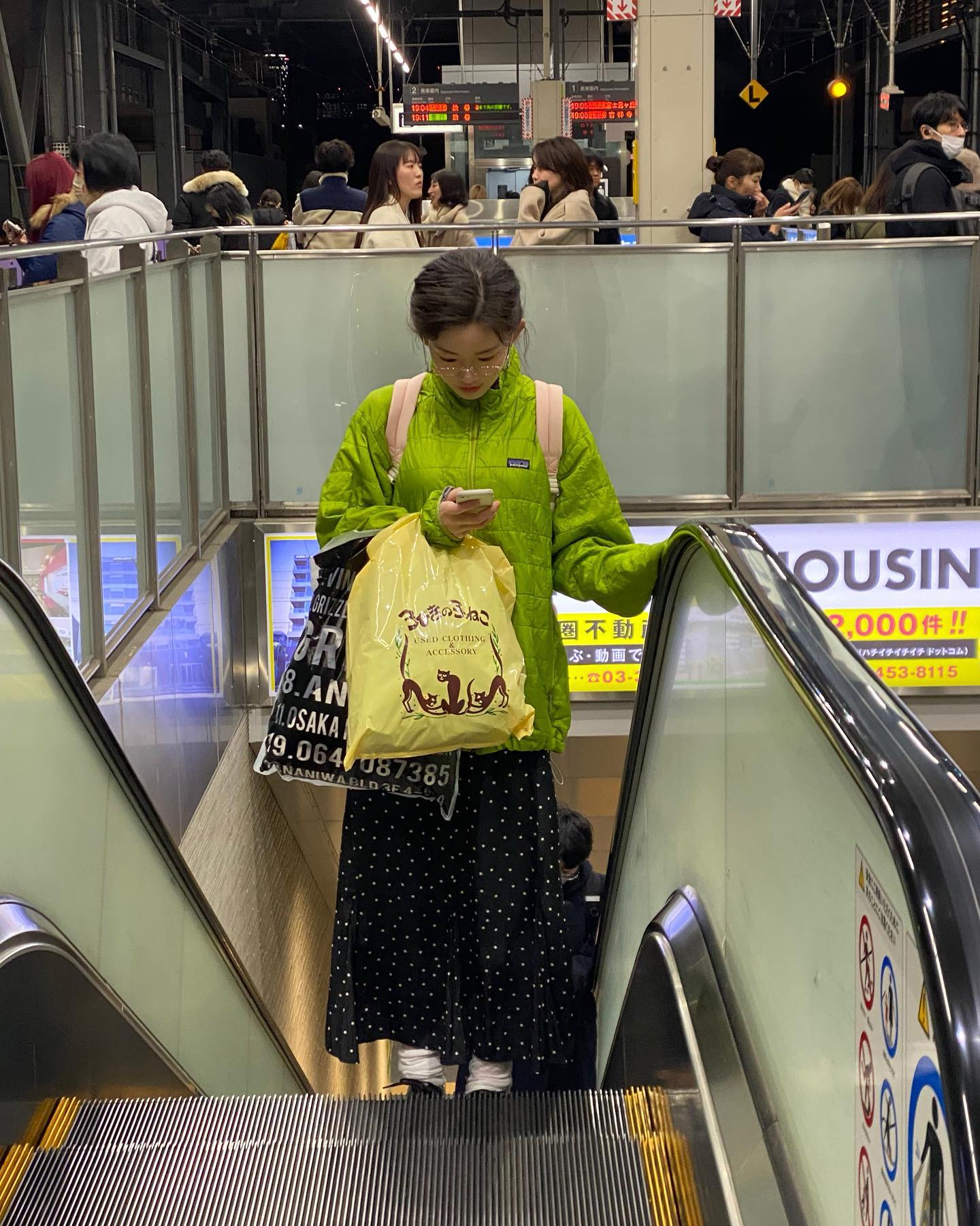 겨울엔 파타고니아만한 게 없죠❄️
최윤지의 흔하지 않은 파타고니아 스타일링 보고 가세요👀🧚🏻

겨울이 오면 생각나는 최윤지의 파타고니아 겨울 아이템 2가지 모았어요.

1. 마이크로 스냅 티 풀오버, 20만 원대
파타고니아 시그니처 디자인 스냅 버튼 플래킷으로, 부드러운 폴리에스터 플리스 소재에 칼라, 소매, 밑단에 더해진 바인딩이 돋보이죠. 최윤지는 흑청 팬츠와 핸드 워머, 헤어밴드를 같이 매치해 캐주얼하면서도 트렌디한 겨울 룩을 완성했습니다. 

2. 나노 퍼프 재킷, 30만 원대
 가벼운 재활용 폴리에스터 립스톱 쉘 소재에 벽돌 퀼팅 패턴이 더해져 방풍성과 방수성까지 갖춘 실용적인 재킷입니다. 최윤지는 도트 스커트와 무테안경을 믹스 매치해 빈티지한 감성이 느껴지는 아메카지 룩을 연출했습니다.  이미지7