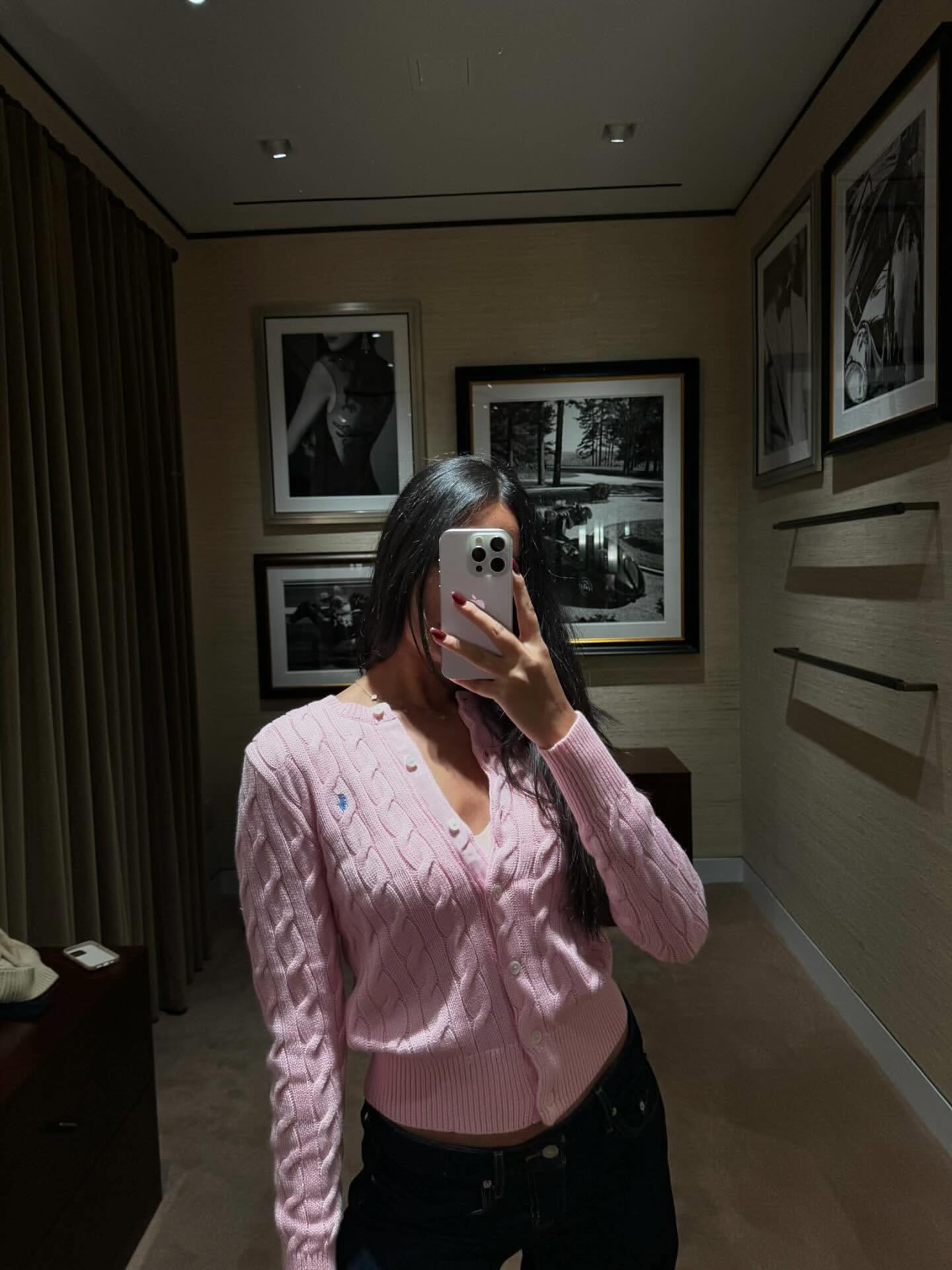 지금 딱 폴로 가디건 필요하죠🤍
어떤 룩에도 자연스럽게 녹아드는 클래식한 폴로 가디건🍂🤎
폴로 랄프 로렌 떠오르는 폴로 케이블 니트 코튼 크루넥 가디건은 클래식한 니트 짜임에 스몰 포니 로고가 더해진 깔끔하면서도 세련된 아이템이죠. 부드러운 울 블렌드 소재로 따뜻함은 기본, 적당한 두께감 덕분에 단독으로도, 이너로도 완벽하죠.
셔츠나 위에 레이어드하면 프레피룩을, 데님 팬츠와 매치하면 꾸안꾸 감성을 느낄 수 있죠. 숄로 연출하면 한층 더 모던한 분위기를 더해줍니다. 계절마다 다르게 연출할 수 있는 유연성 아이템으로 스타일 폭을 넓혀보세요. 이미지6